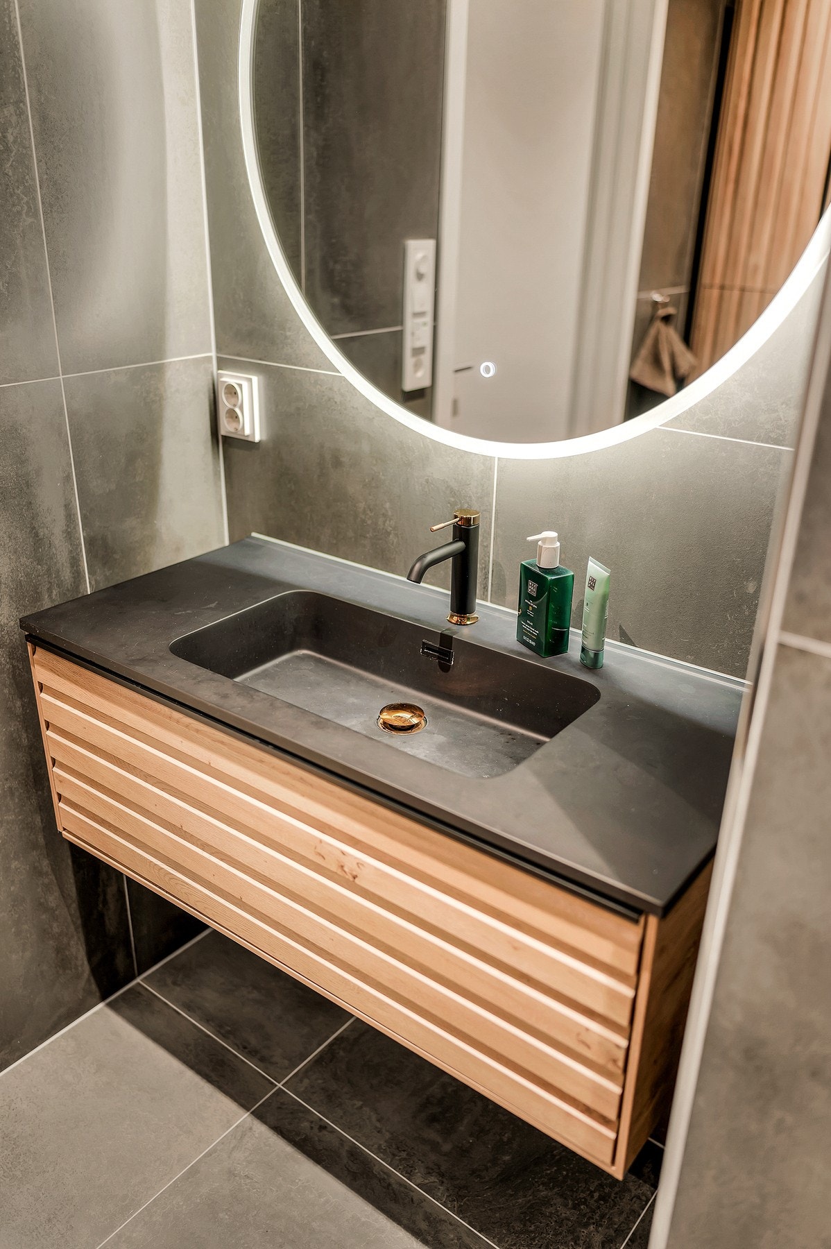 Stilriktig fargevalg på badet med god belysning. Galleribilde