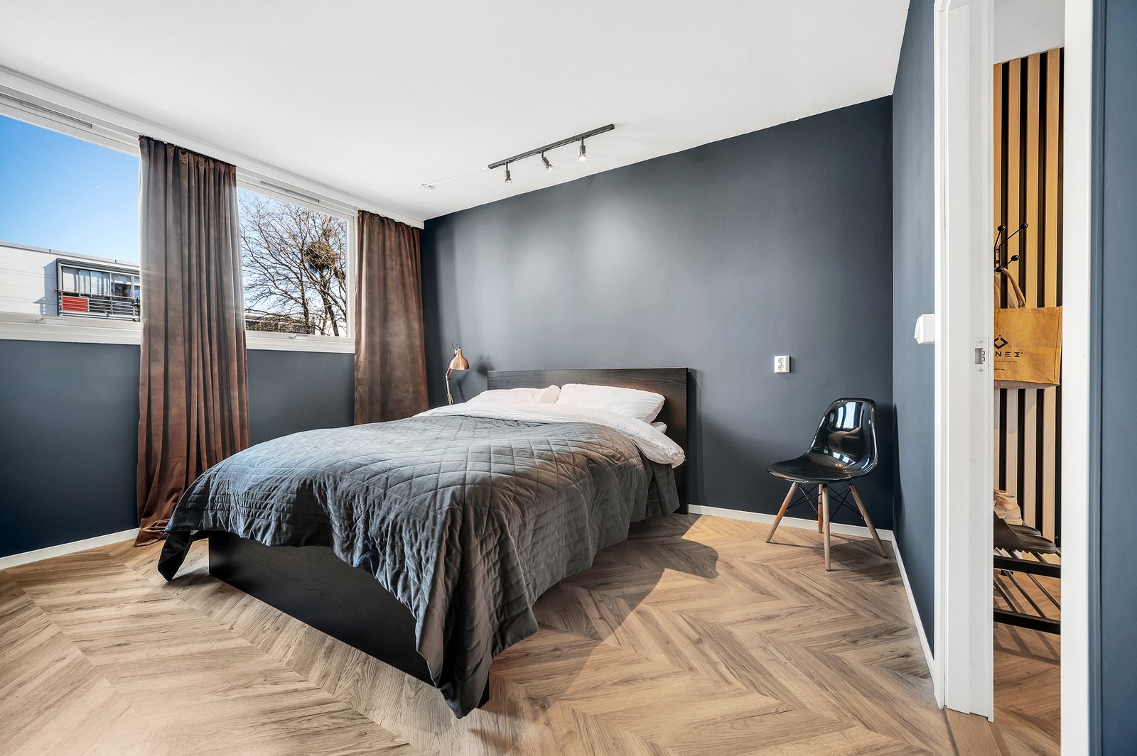 Elegant soverom med store vindusflater. Galleribilde