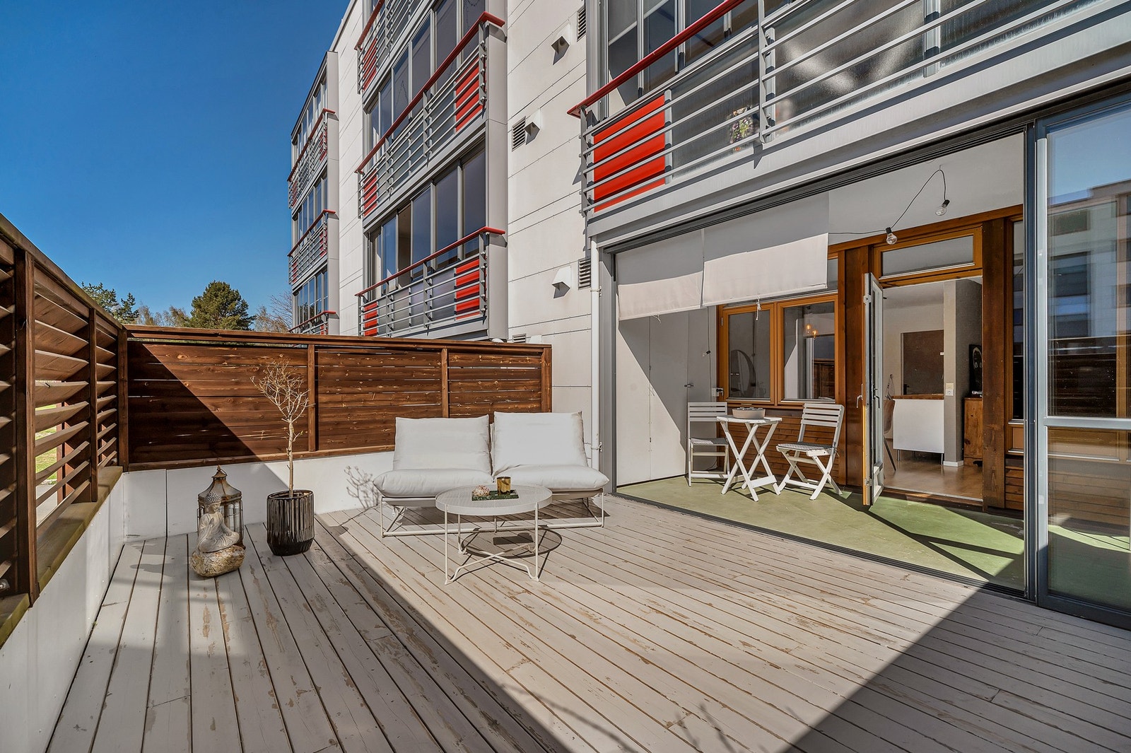 Vestvendt terrasse på 29 m² med gode solforhold. Galleribilde