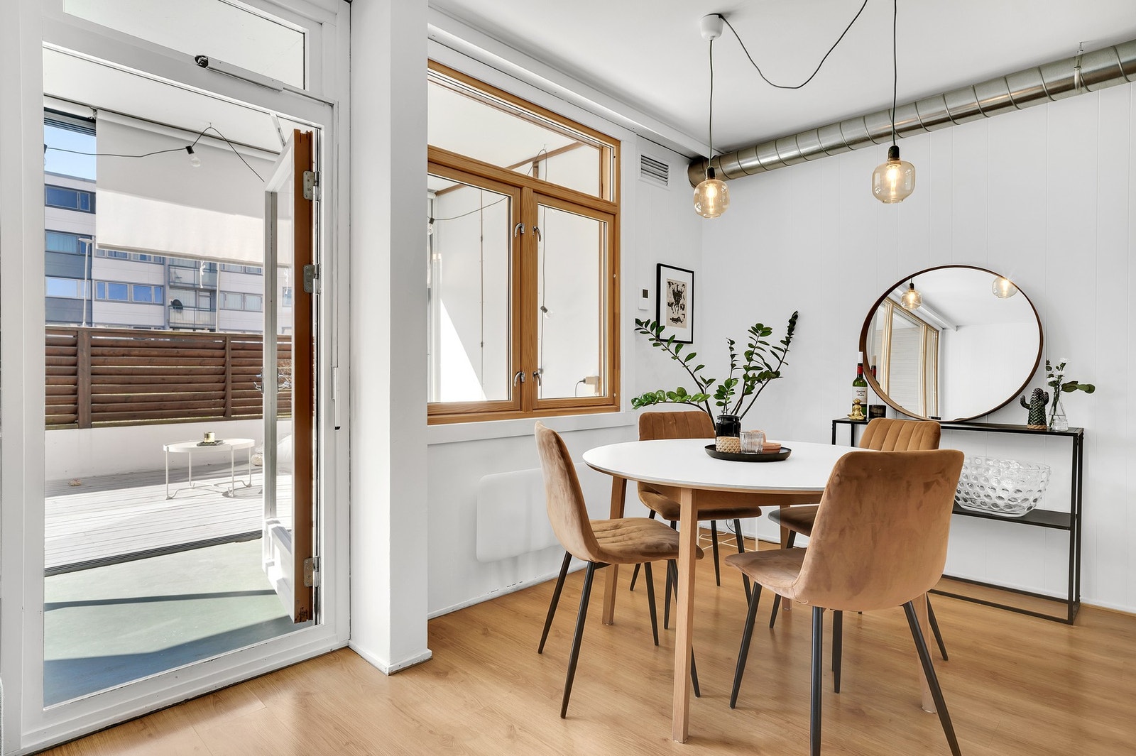 Fra stuen er det utgang til en koselig innglasset terrasse. Galleribilde
