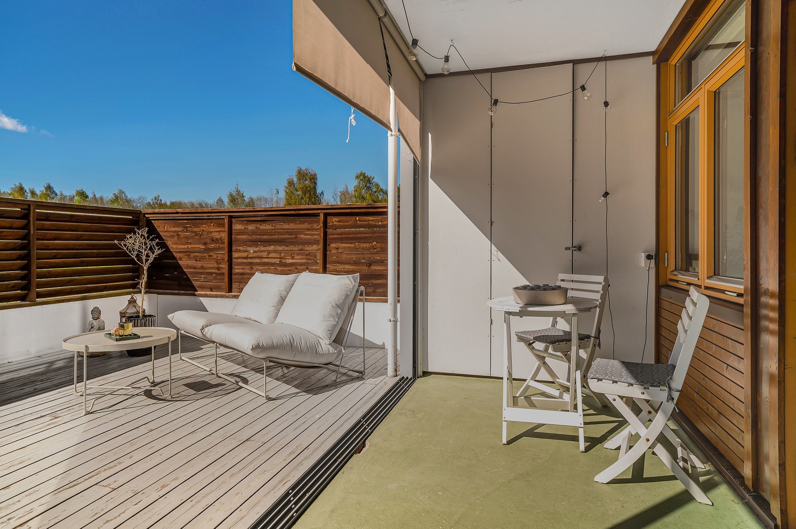 Terrassen er delvis innglasset, men kan åpnes helt opp. Galleribilde