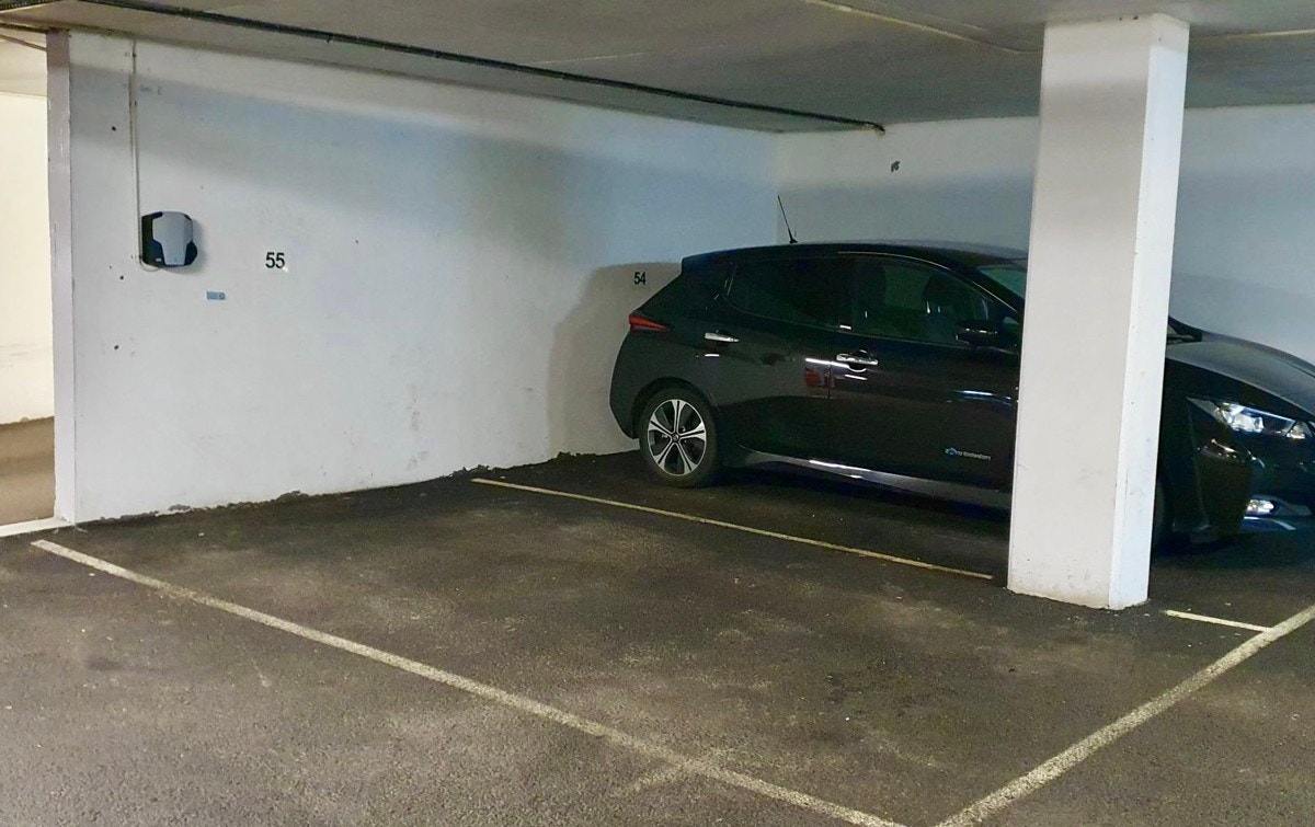 Det medfølger garasjeplass med ladestasjon i oppvarmet garasjeanlegg. Det er heis opp til leilighetsplan. Galleribilde