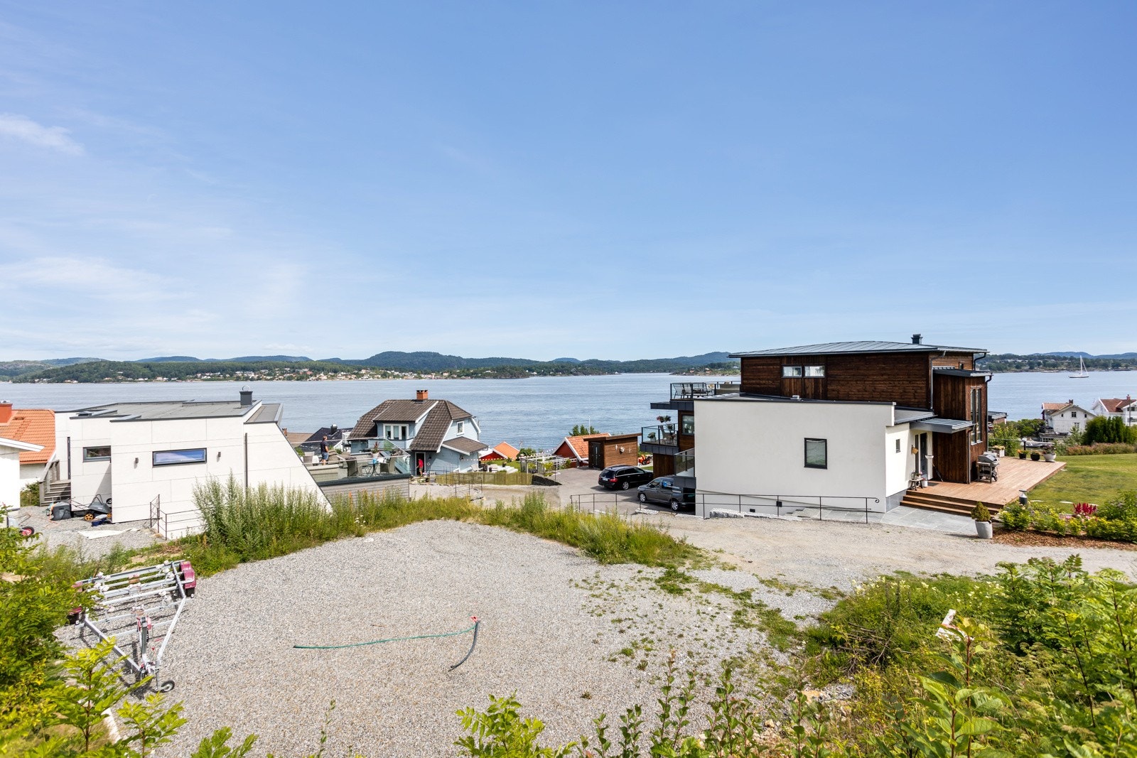 Tomten er opparbeidet og det er lagt inn rør for tilkobling av vann og avløp. Galleribilde