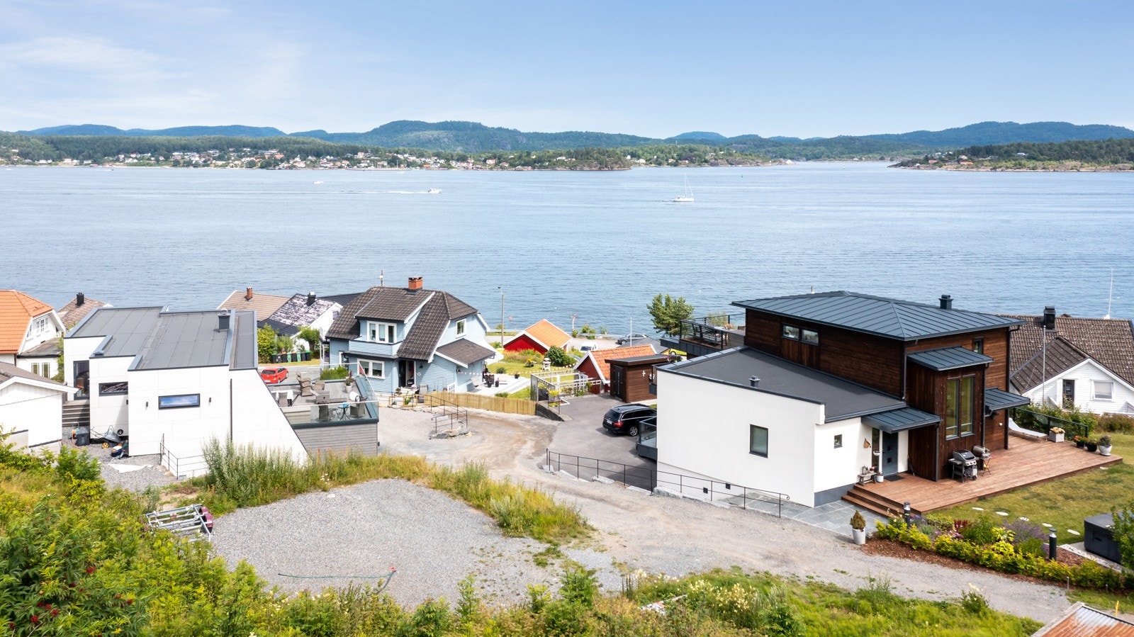 Tomten har en flott beliggenhet med panoramautsikt og meget gode solforhold. Galleribilde