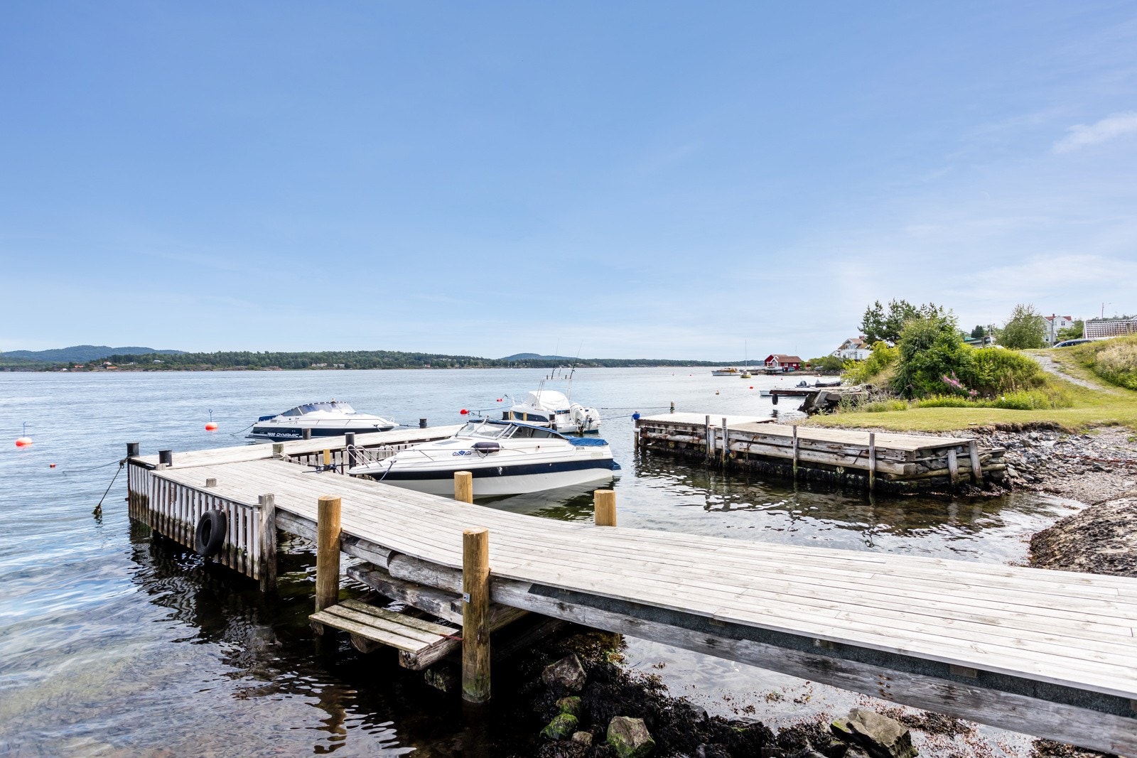 Båtplass på felles brygge med naboer. Galleribilde