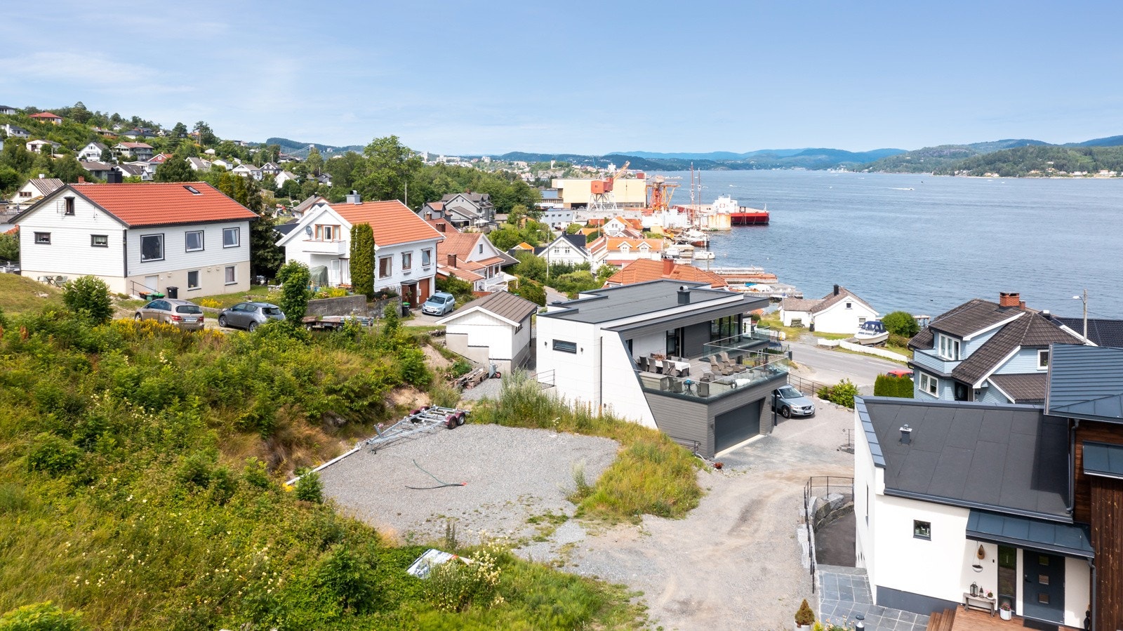 Det er privat vei opp til tomten med felles ansvar for vedlikehold. Galleribilde