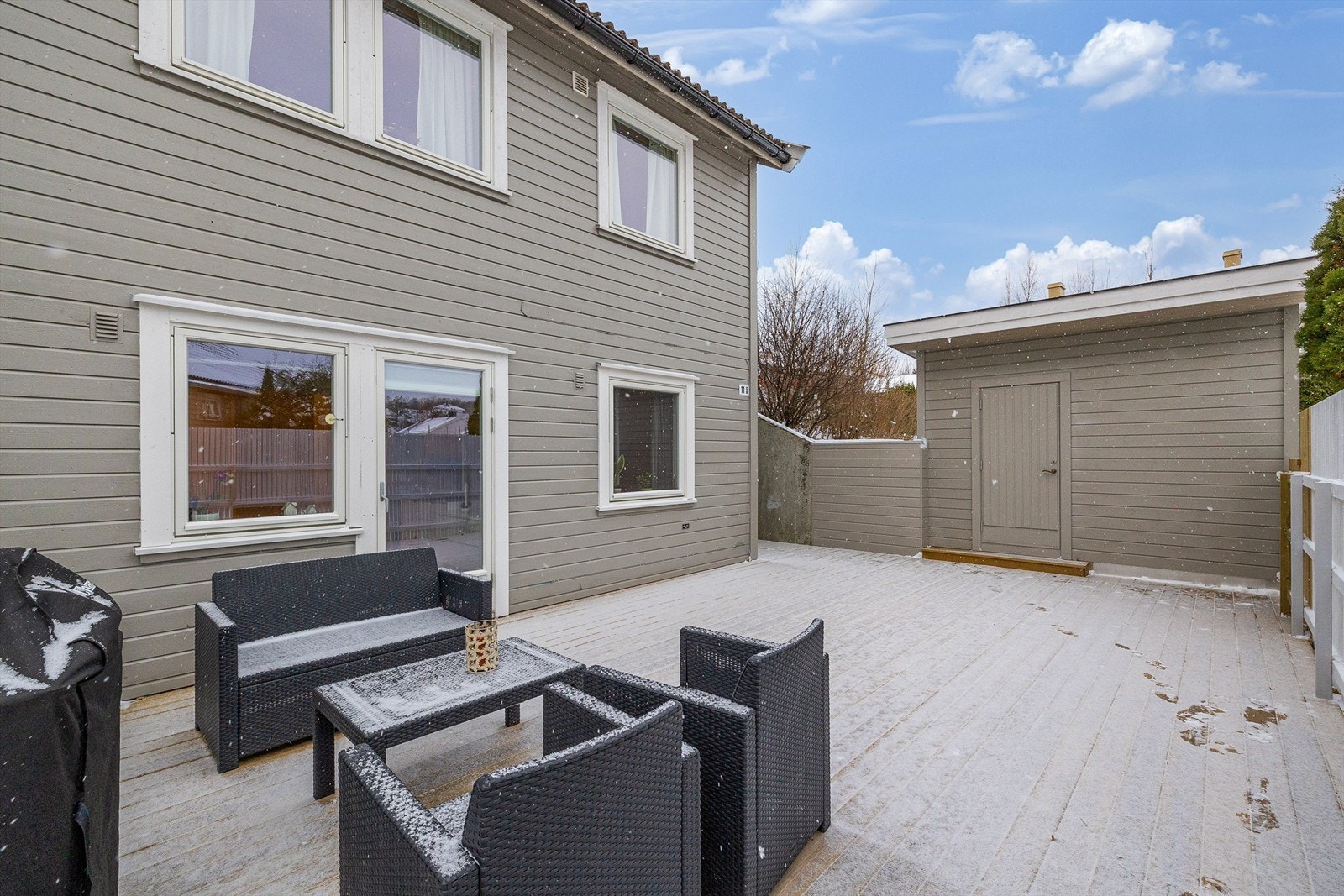 Fra terrassen er det også satt opp en stor og frittstående bod Galleribilde
