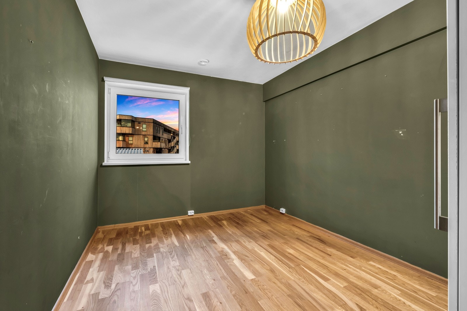 Leiligheten har to soverom som begge ligger i leilighetens første etasje. Begge soverommene har fått nytt gulv. Galleribilde