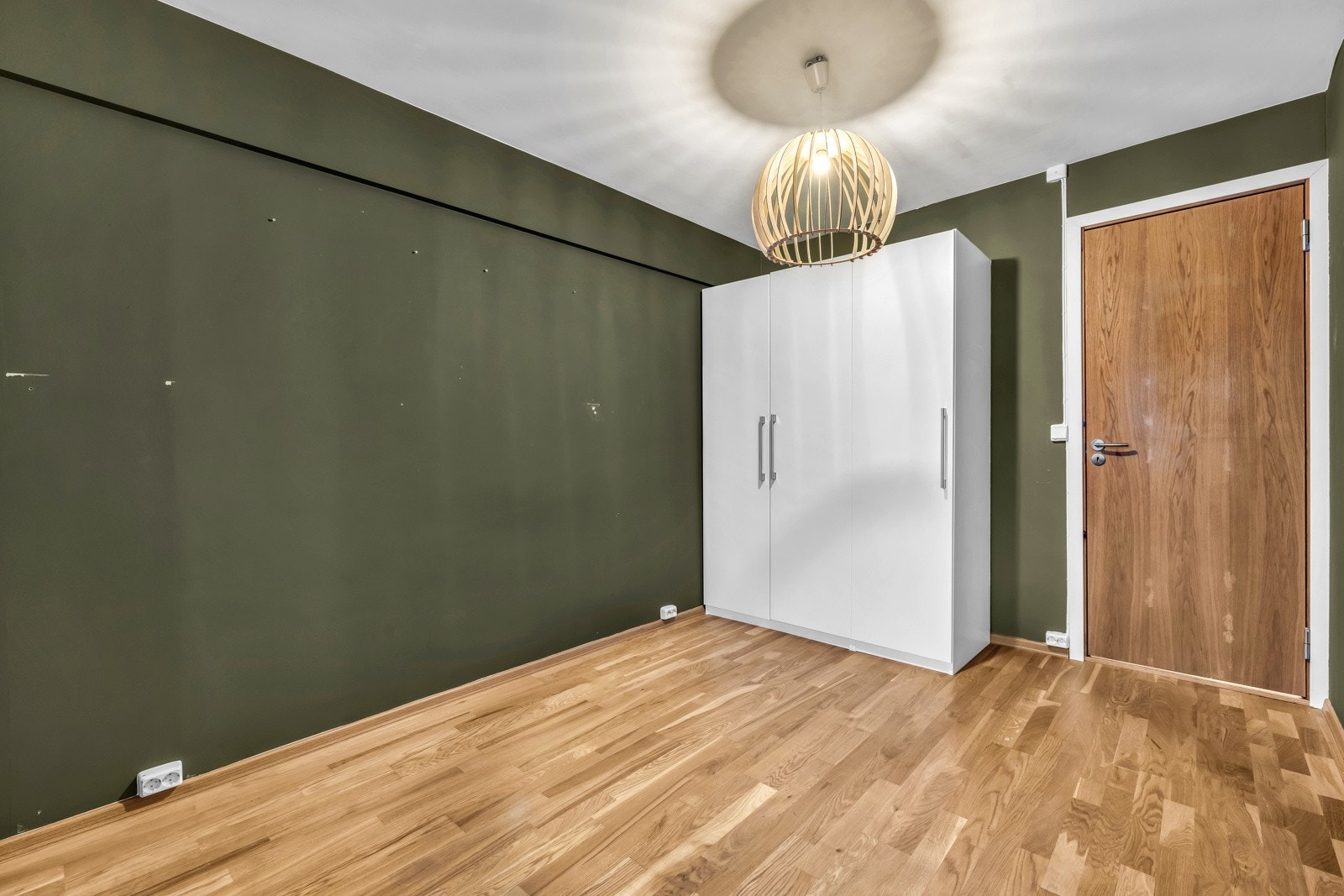 Soverommet har parkettgulv og er malt i en flott grønnfarge. Galleribilde