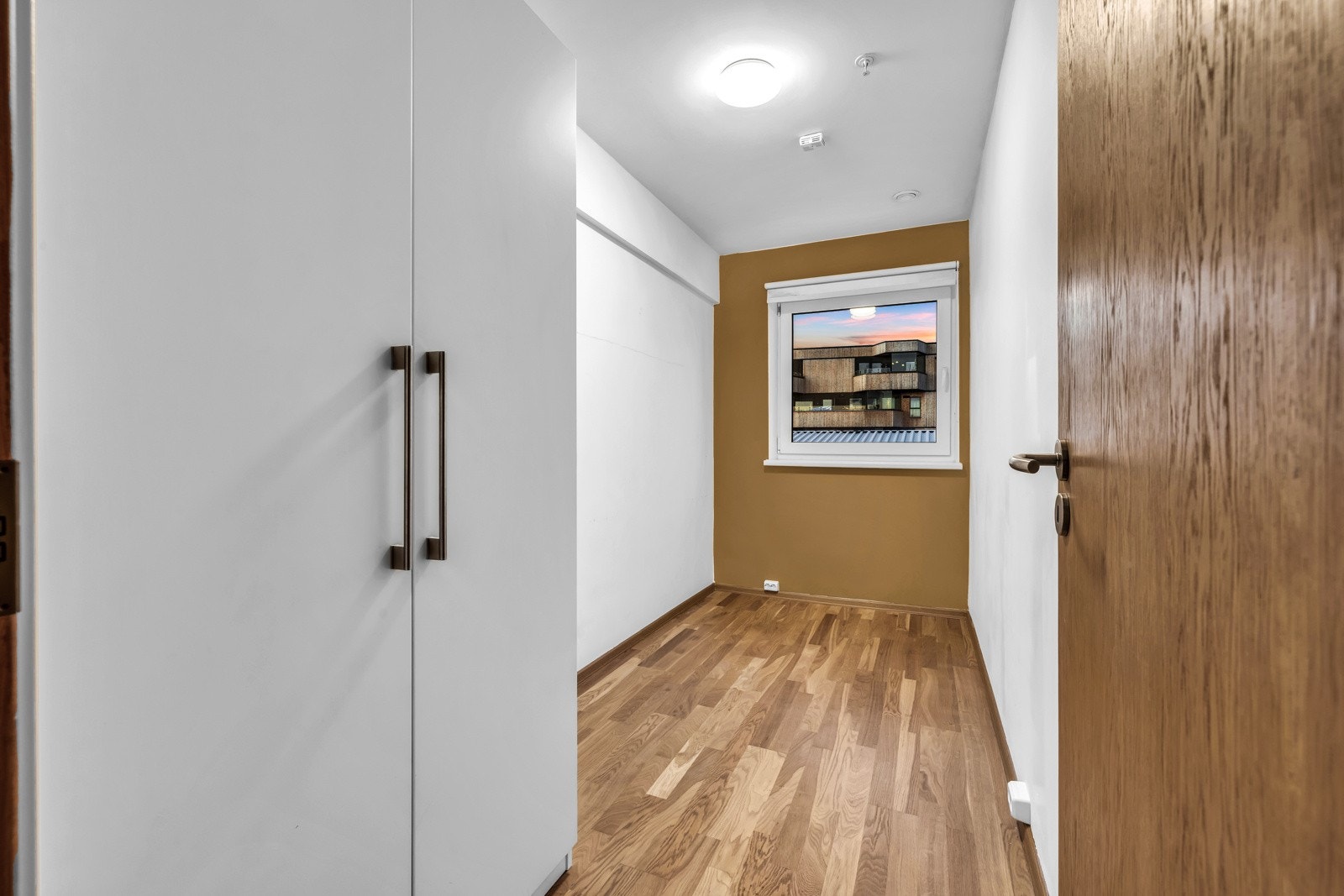 Soverom tilstøtende bod har noe mindre bredde enn det som fremgår av godkjent byggetegning. På byggetegning er rommet markert som 6,4 m2. Galleribilde