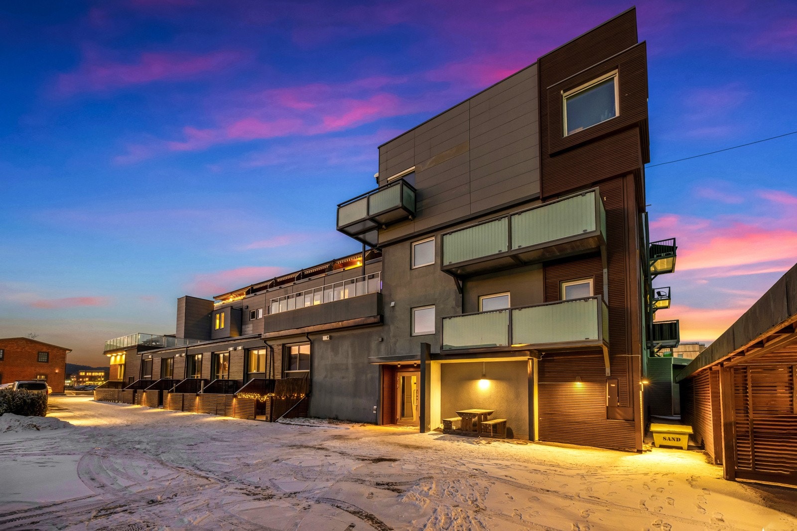 Magnus Grasmo i EIE eiendomsmegling presenterer Sørumsandveien 66C. Galleribilde