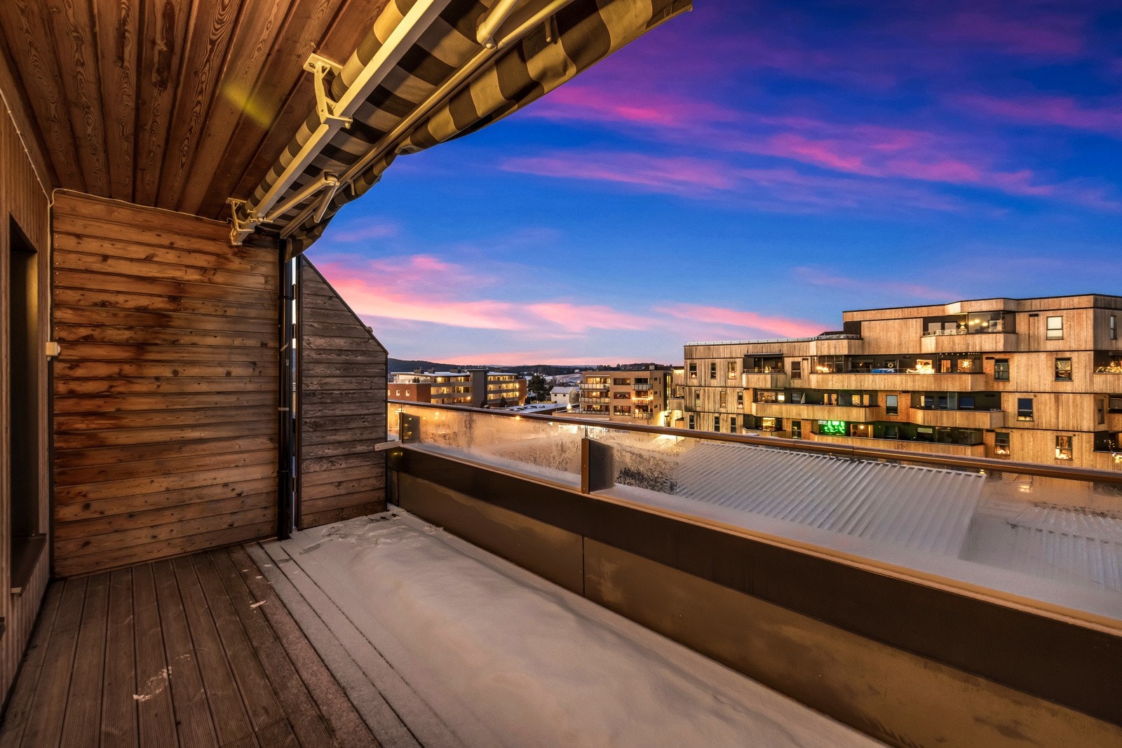 Fra stuen er det utgang til en flott balkong. Galleribilde