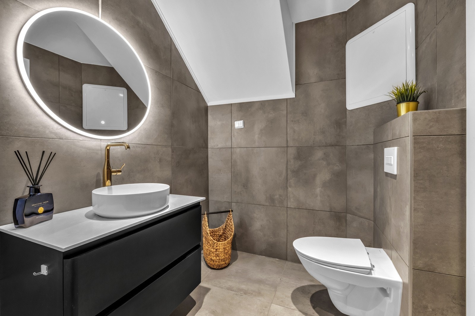 Leiligheten har et lekkert bad med flislagt gulv med gulvvarme og flislagte vegger. Galleribilde