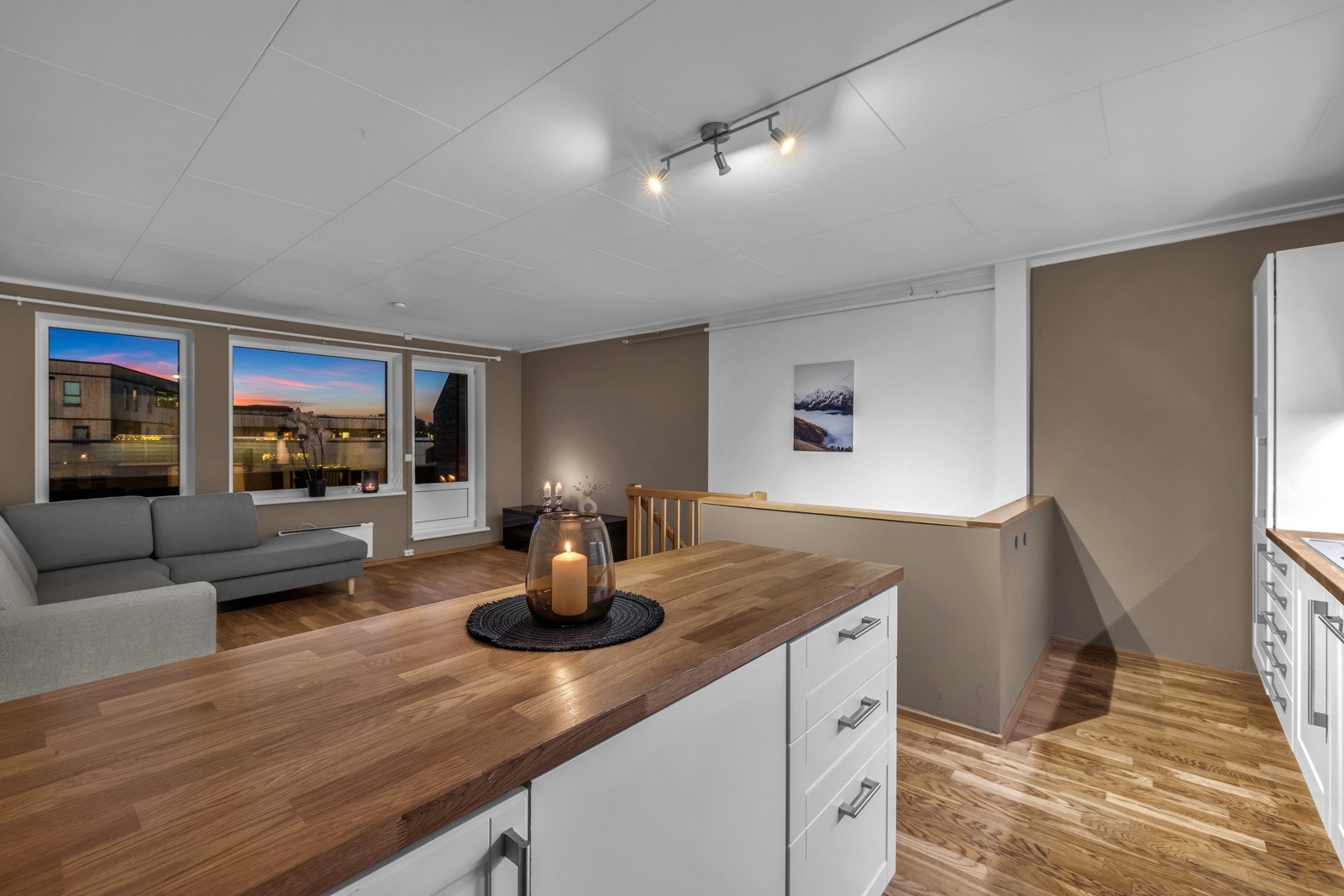 Det er etablert en praktisk kjøkkenøy for ekstra benkeplass og oppbevaringsplass. Kjøkkenet har integrerte hvitevarer som Kjøleskap med frysedel, oppvaskmaskin, stekeovn og denfelt platetopp. Alle hvitevarer medfølger handelen. Galleribilde