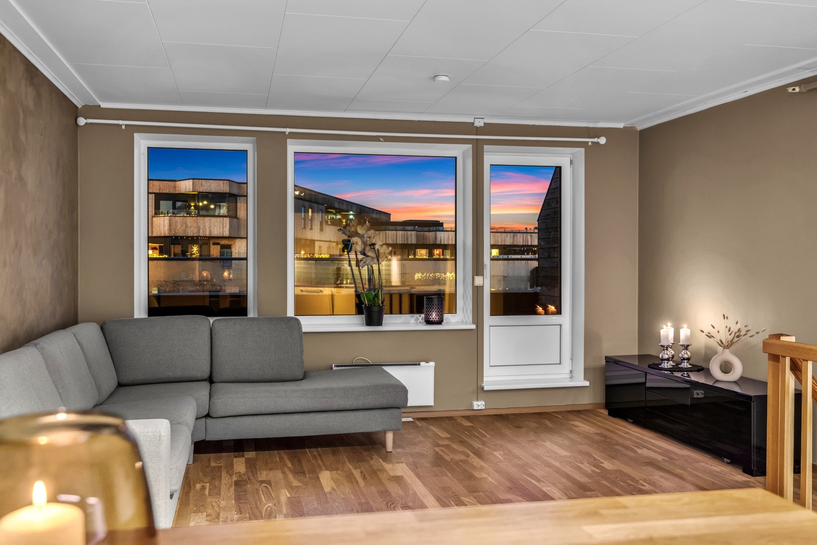 Stuen er romslig og lettmøblert. Det er plass til en stor hjørnesofa og tv-løsning av hjørnet i stuen. Galleribilde