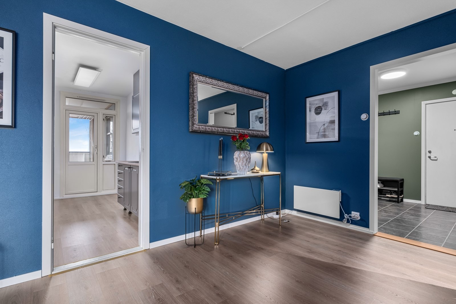 Flott familieleilighet som fremstår som pen og har moderne farger over det hele Galleribilde