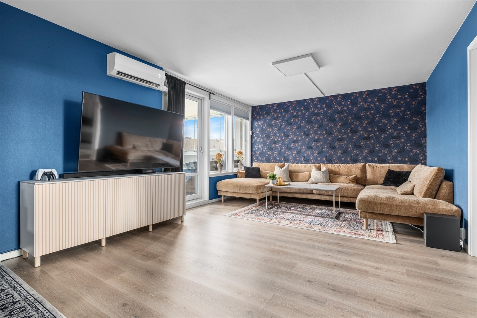 Stue har gulv av nyere dato. Nyere varmepumpe fra 2021 med 7 års garanti. Galleribilde