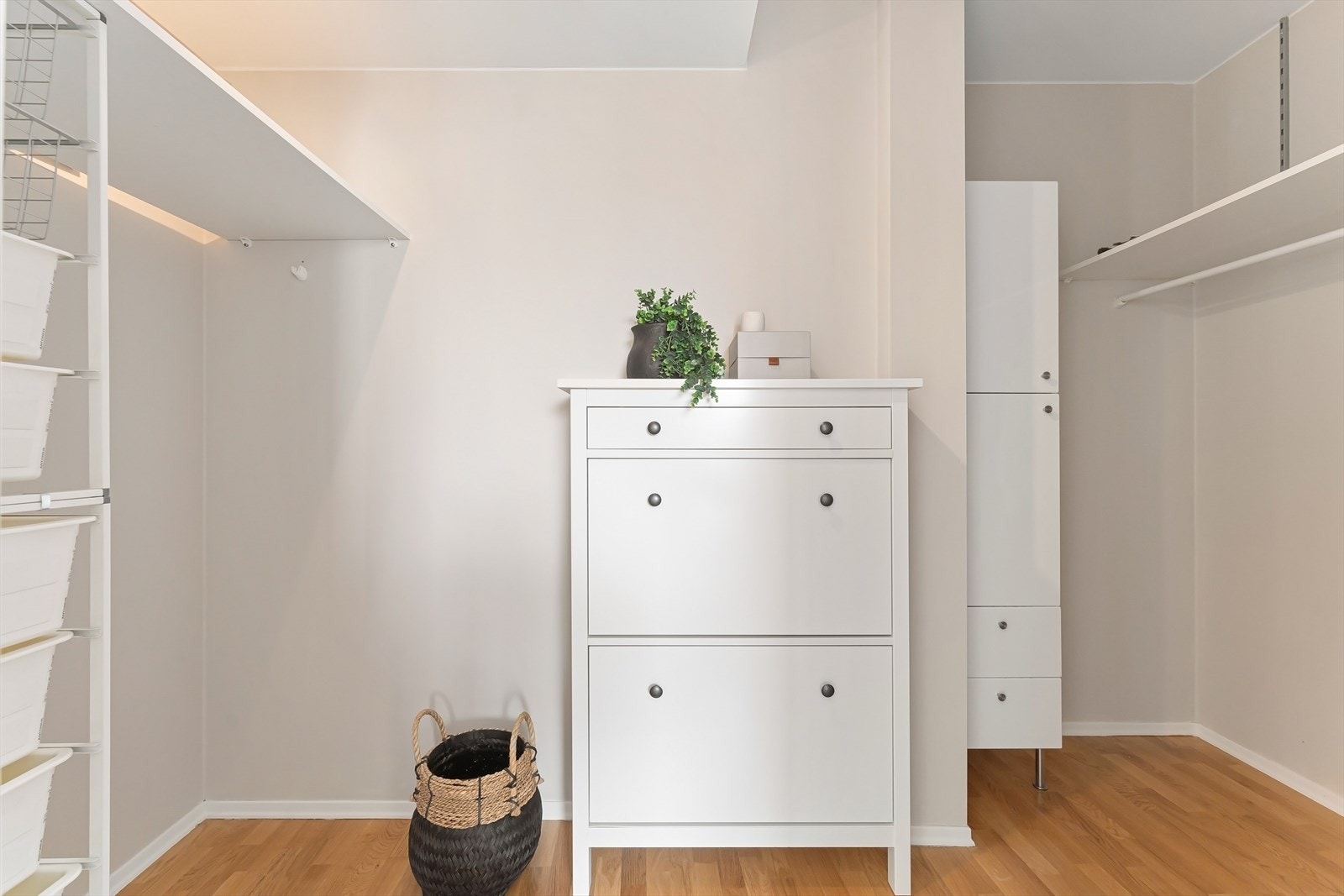I tilknytning til hovedsoverommet er det et praktisk omkledningsrom som gir godt med oppbevaringsplass Galleribilde