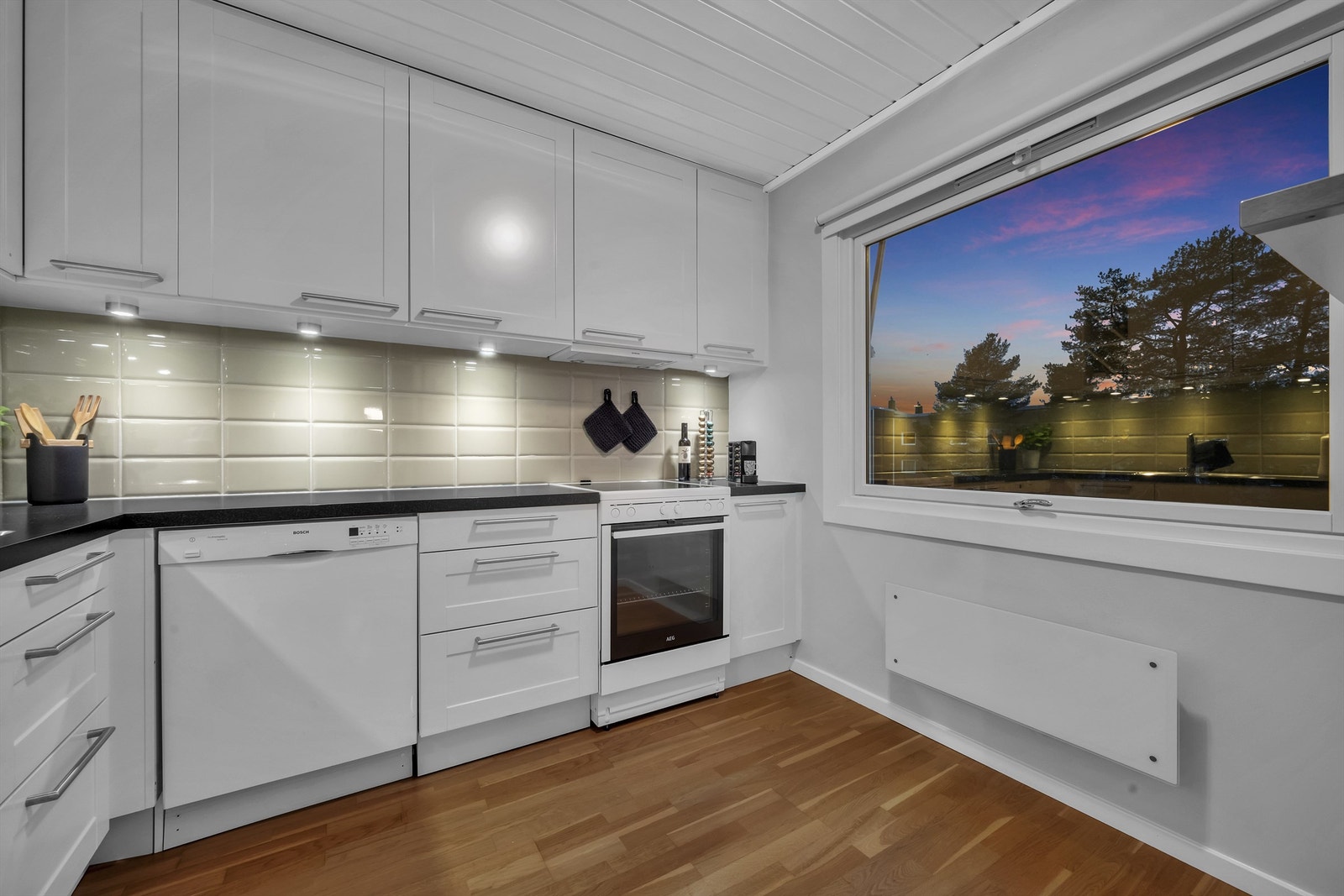 Sep. kjøkken med HTH-kjøkkeninnredning fra 2011. Galleribilde