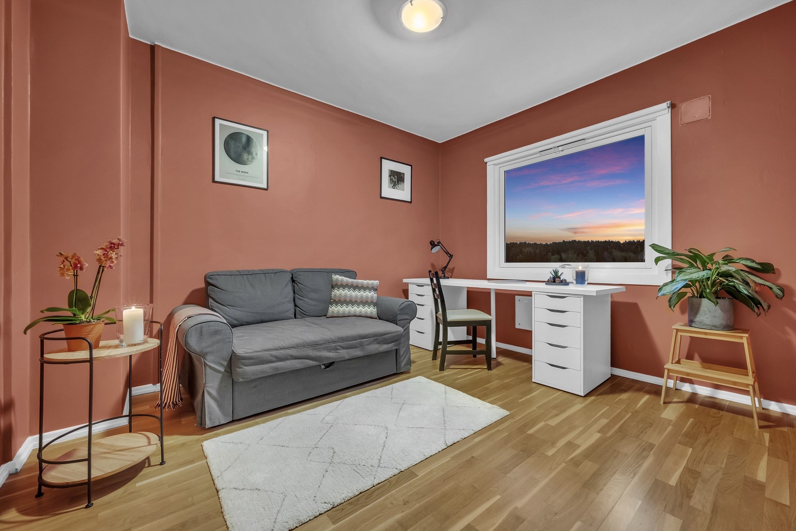 Soverom II er også av god størrelse. Fra soverommet er det dør inn til innvendig bod/walk-in-closet. Galleribilde