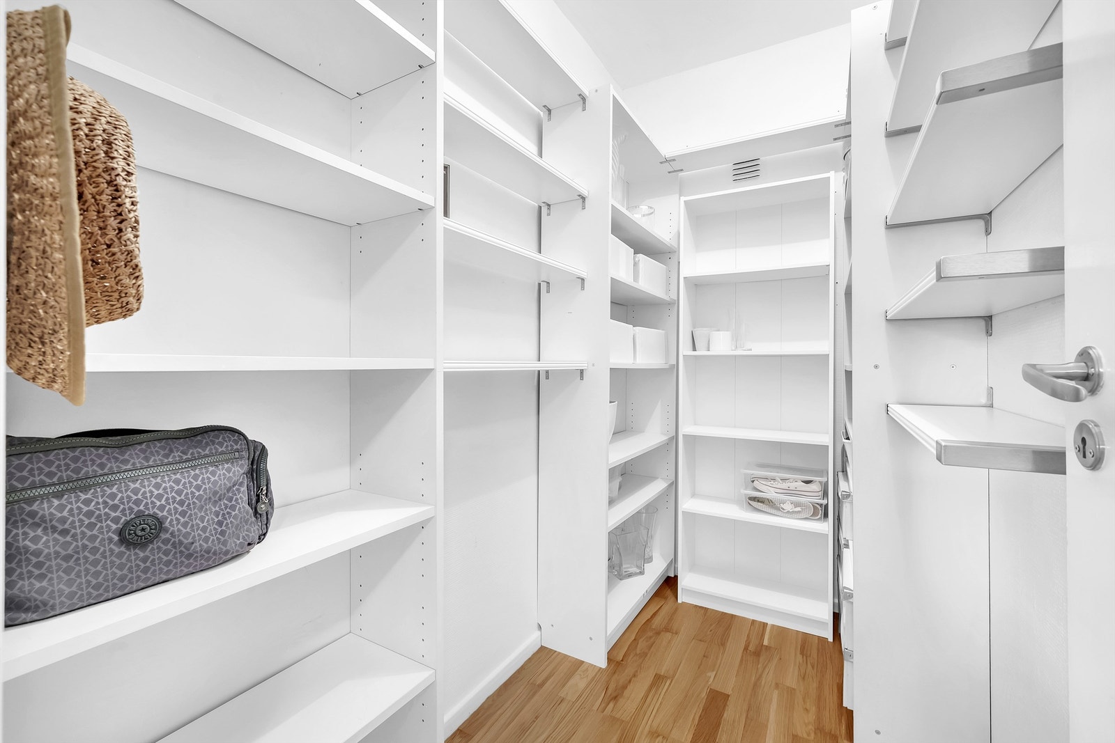 ...til denne praktiske innebod med kjempegod oppbevaringsmuligheter. Galleribilde