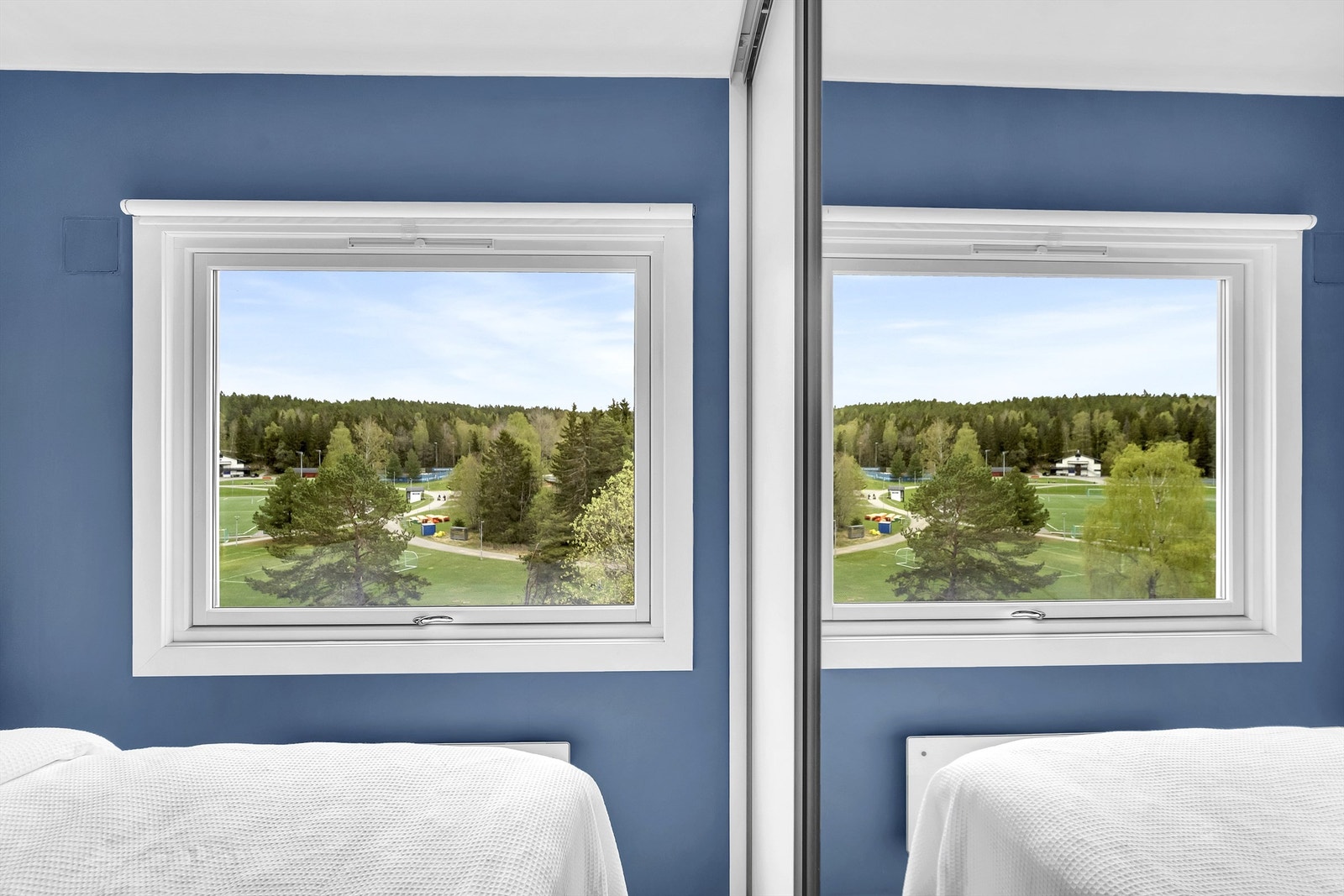 Soverommene vender ut mot Haraløkka idrettsanlegg, og mot marka. Galleribilde