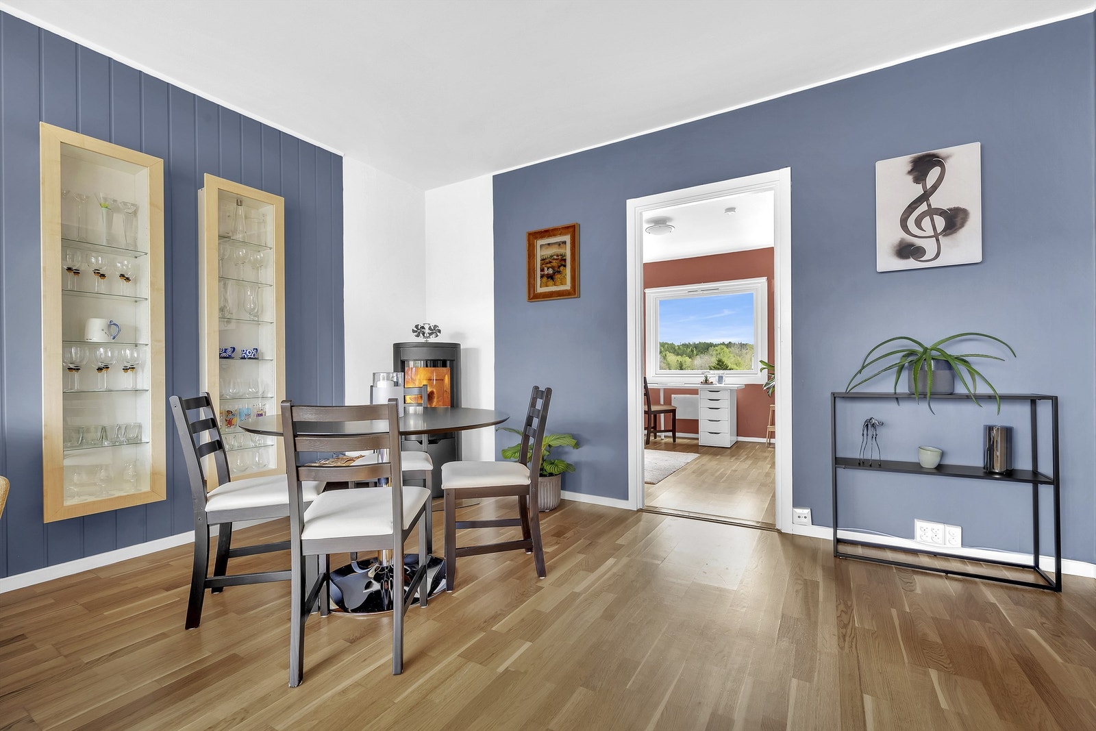 Mellom stuen og soverom 2 er det en lettvegg. Stilig vedovn i hjørmet. Galleribilde