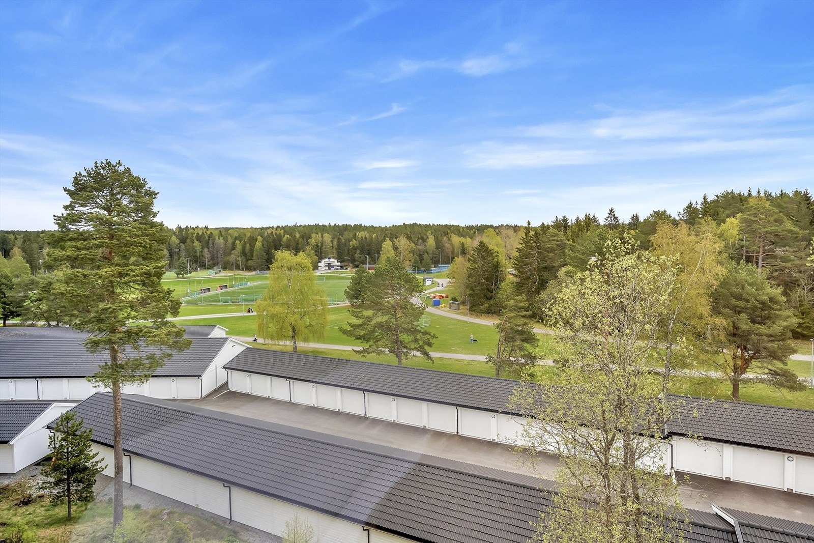 Nybygde garasjer i 2021. Selger eier en garasje her med elbil-lader. Denne garasjeplassen kan kjøpes utenom, etter særskilt avtale med selger. Galleribilde