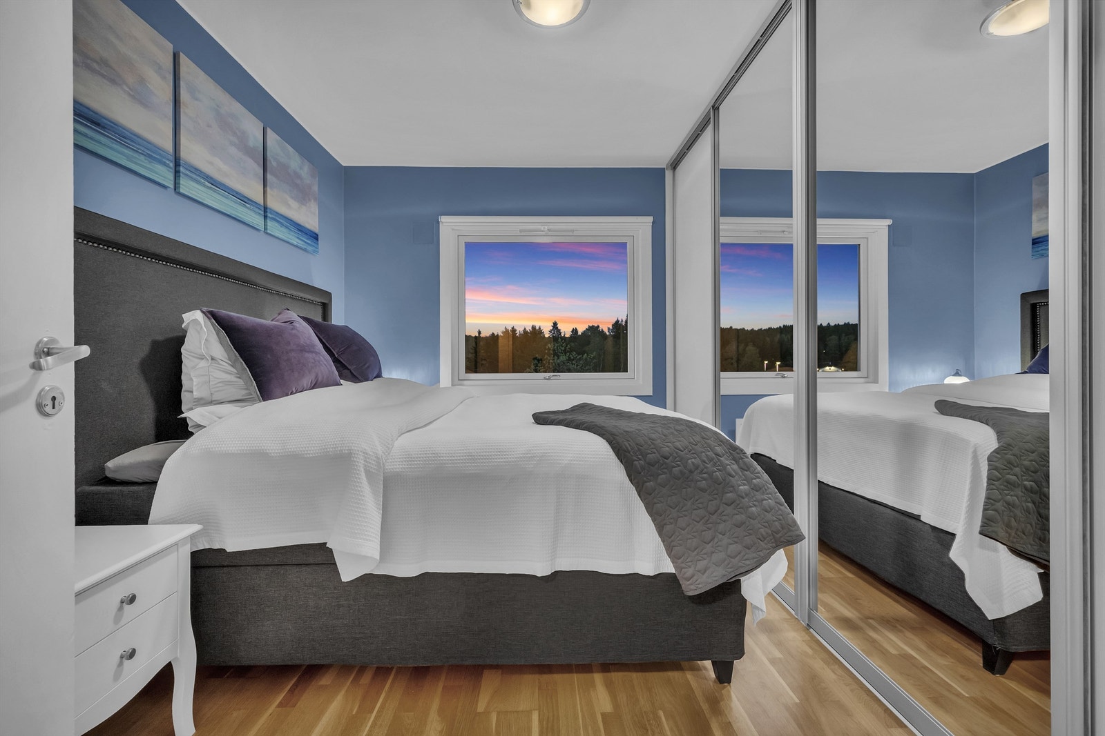 Hovedsoverom med superpraktisk skyvedørsgarderobe. Galleribilde