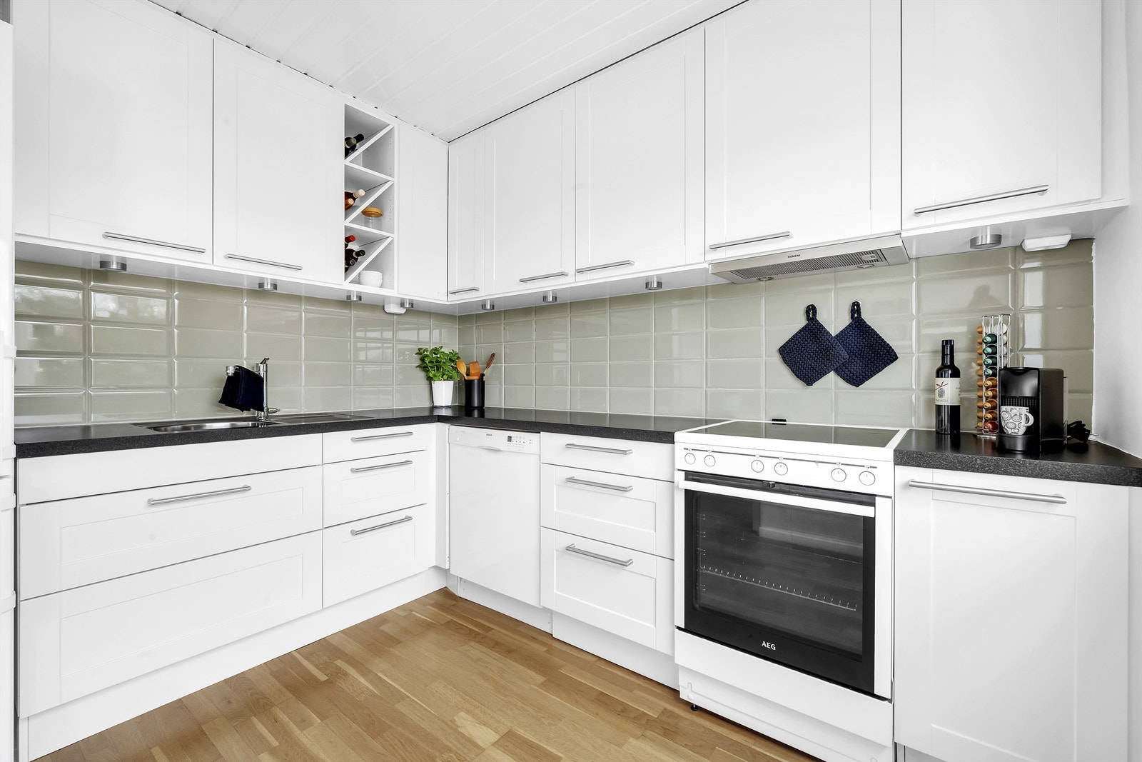 Trivelig kjøkken med god skap- og benkeplass. Galleribilde