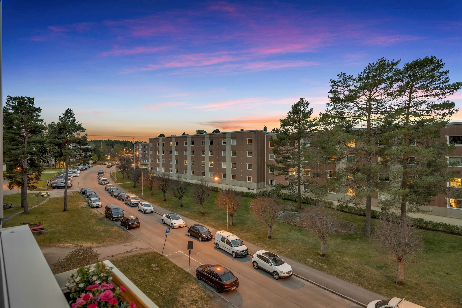 Bo godt i rolige og trygge omgivelser på Haraløkka med luft mellom blokkene og marka rett bak huset. Galleribilde