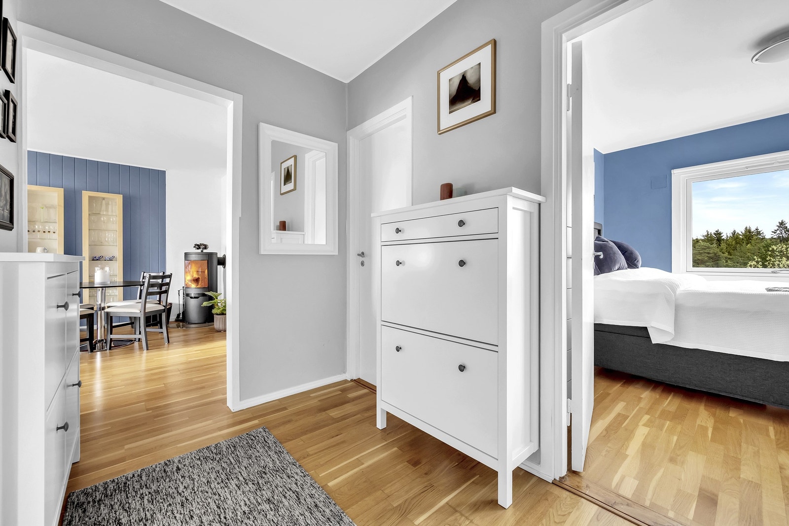 Gangen leder videre inn til flere rom. Galleribilde