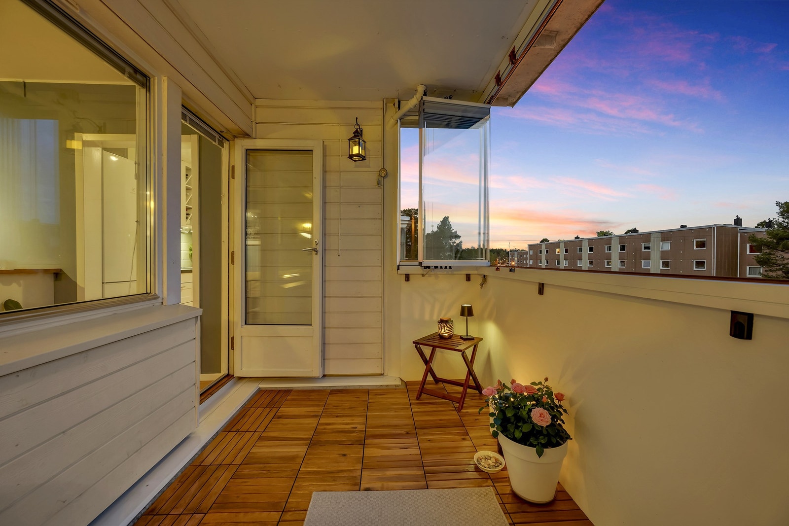 Romslig, vestvendt og innglasset balkong. Galleribilde