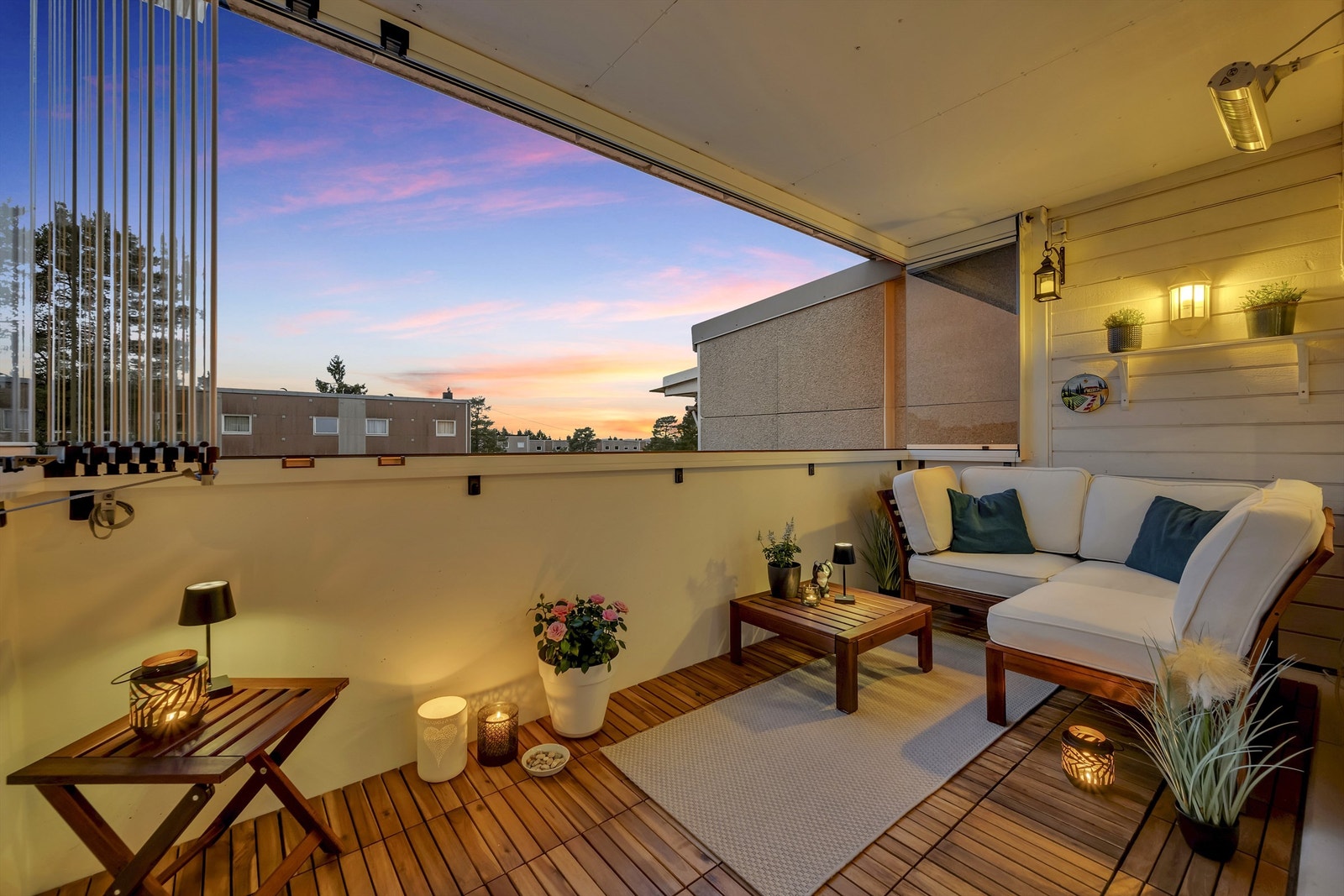 Velkommen til lun og koselig 3-roms toppleilighet i Bølerlia 153 i Haraløkka borettslag med marka som nærmeste nabo! Galleribilde