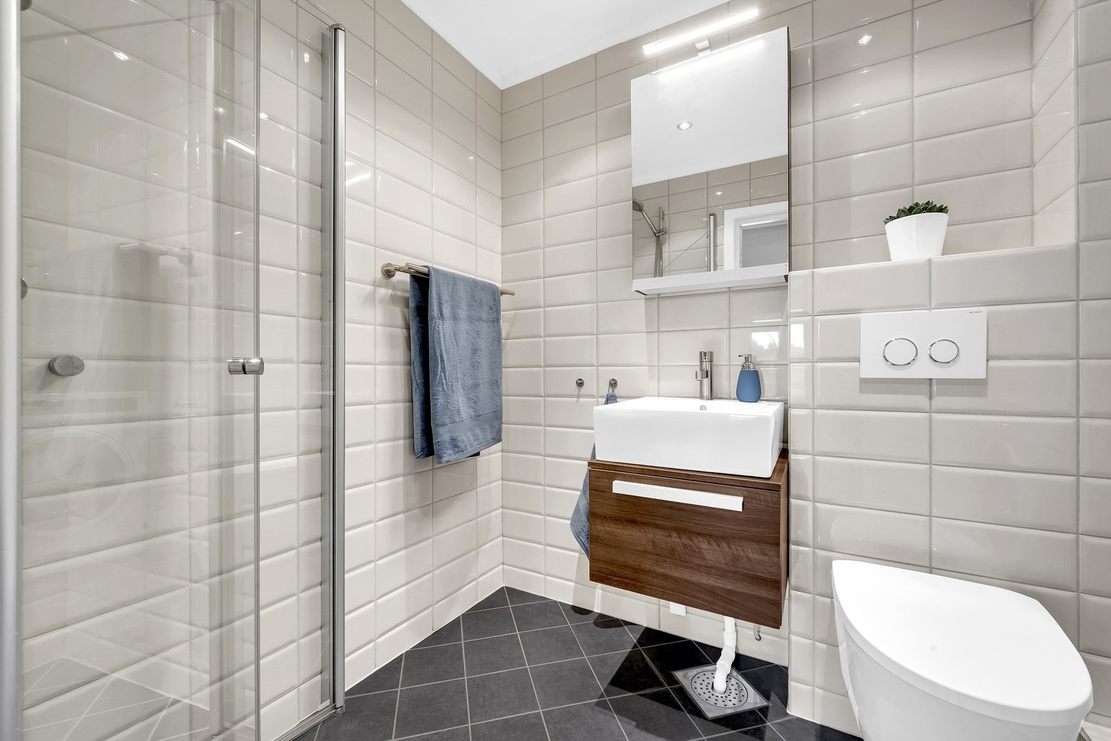 Gulvvarme, vegghengt WC og dusjhjørne. Galleribilde