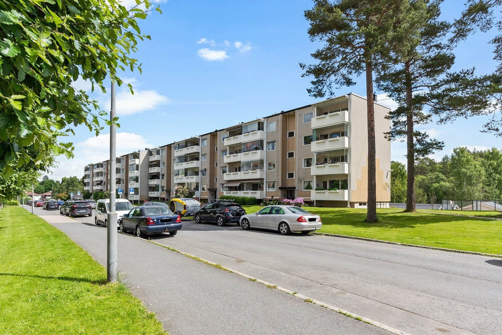 Fasaden sett sommerstid, Galleribilde