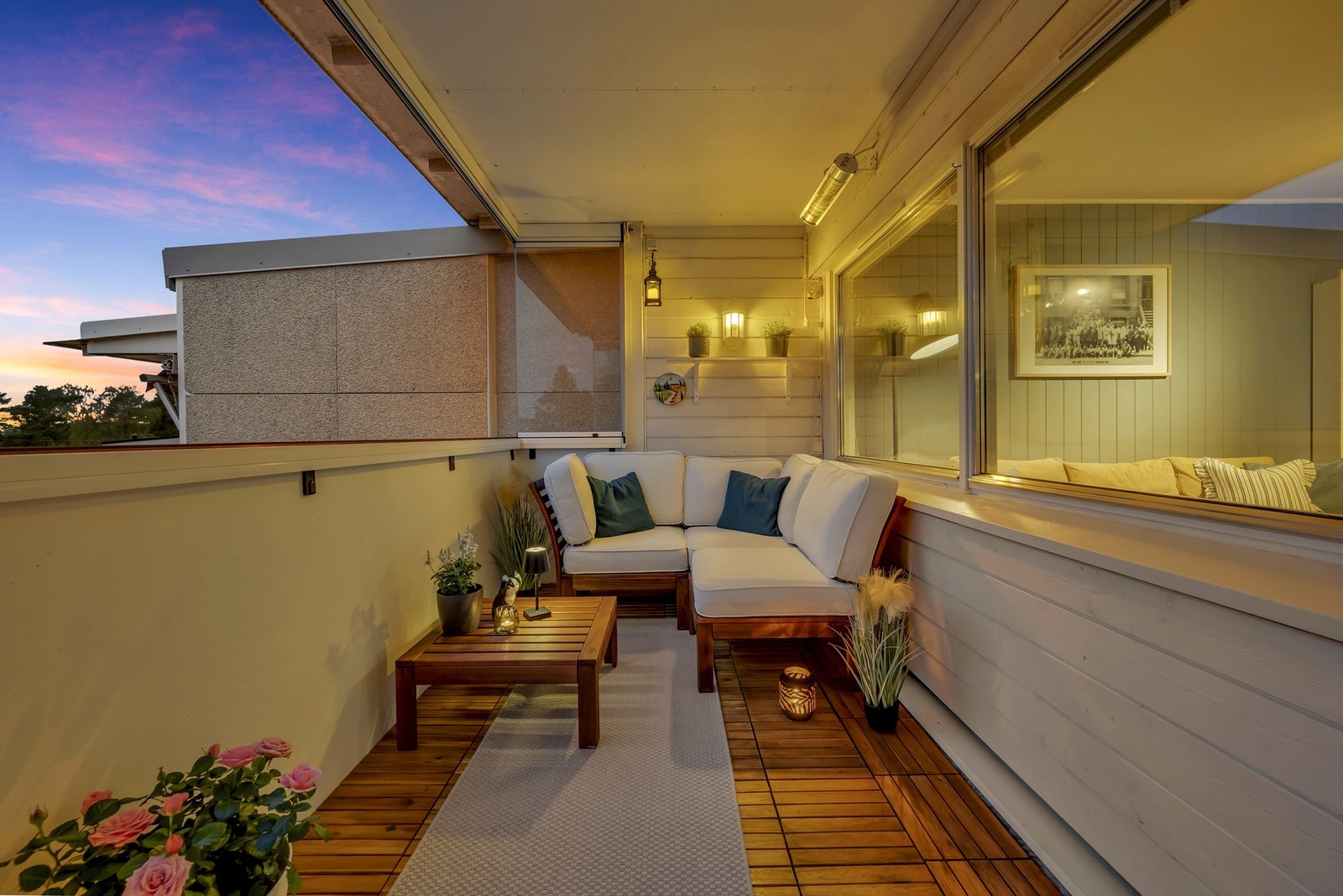 Vestvendt balkong med ny innglassing - her i åpen stilling! Galleribilde