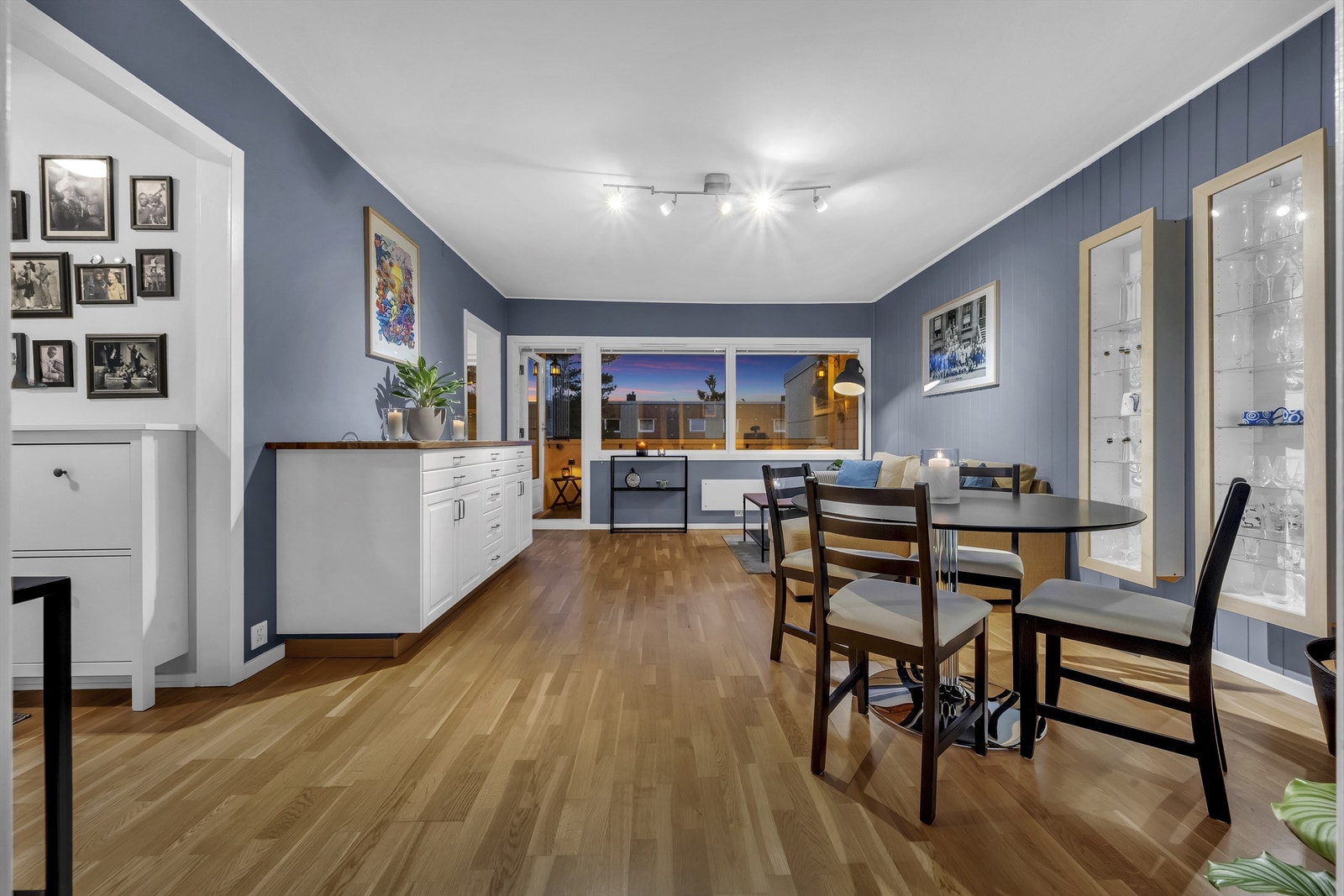 Romslig stue med plass til både sofagruppe og spisestue. Galleribilde