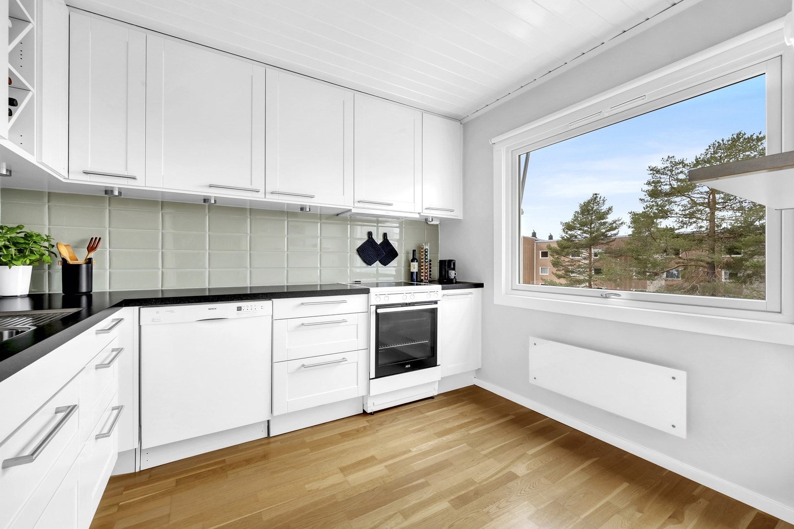 Her har du plass til en lite hyggelig kjøkkenbord ved vinduet. Galleribilde