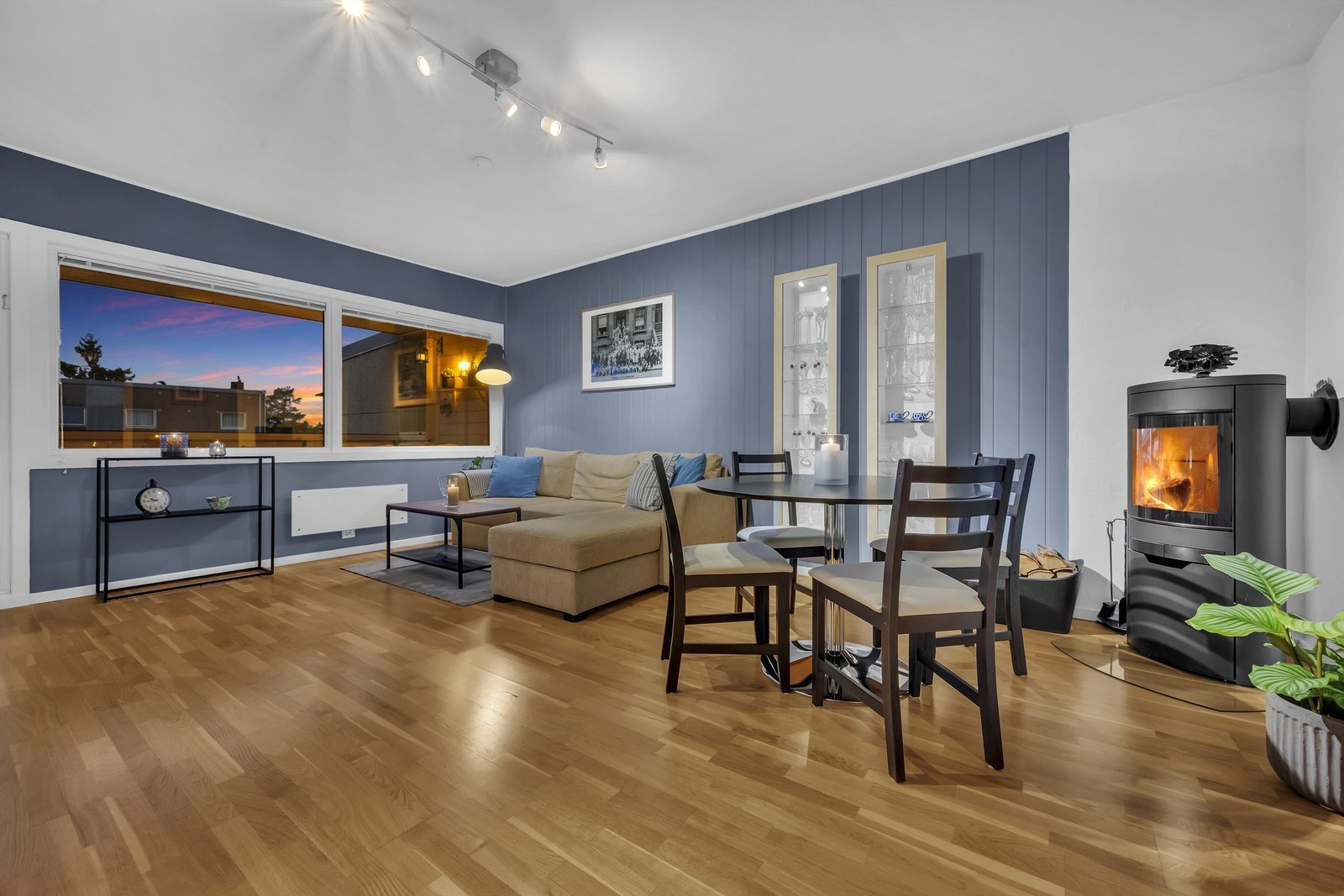 Lun og koselig stue med modern vedovn som varmer godt på kalde vinterdager. Galleribilde