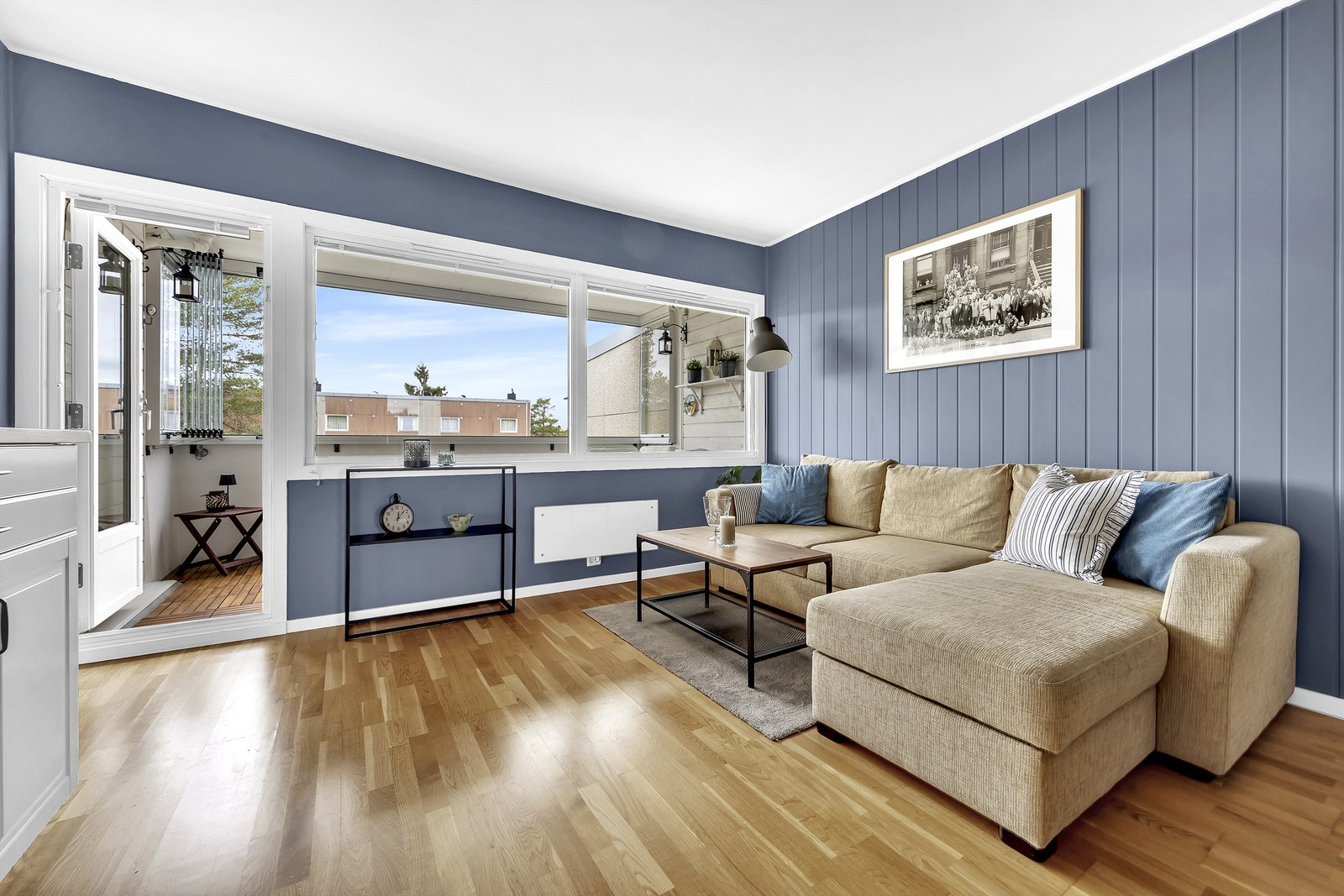 Stilig stue med store vindusflater - som slipper inn mye lys. Galleribilde