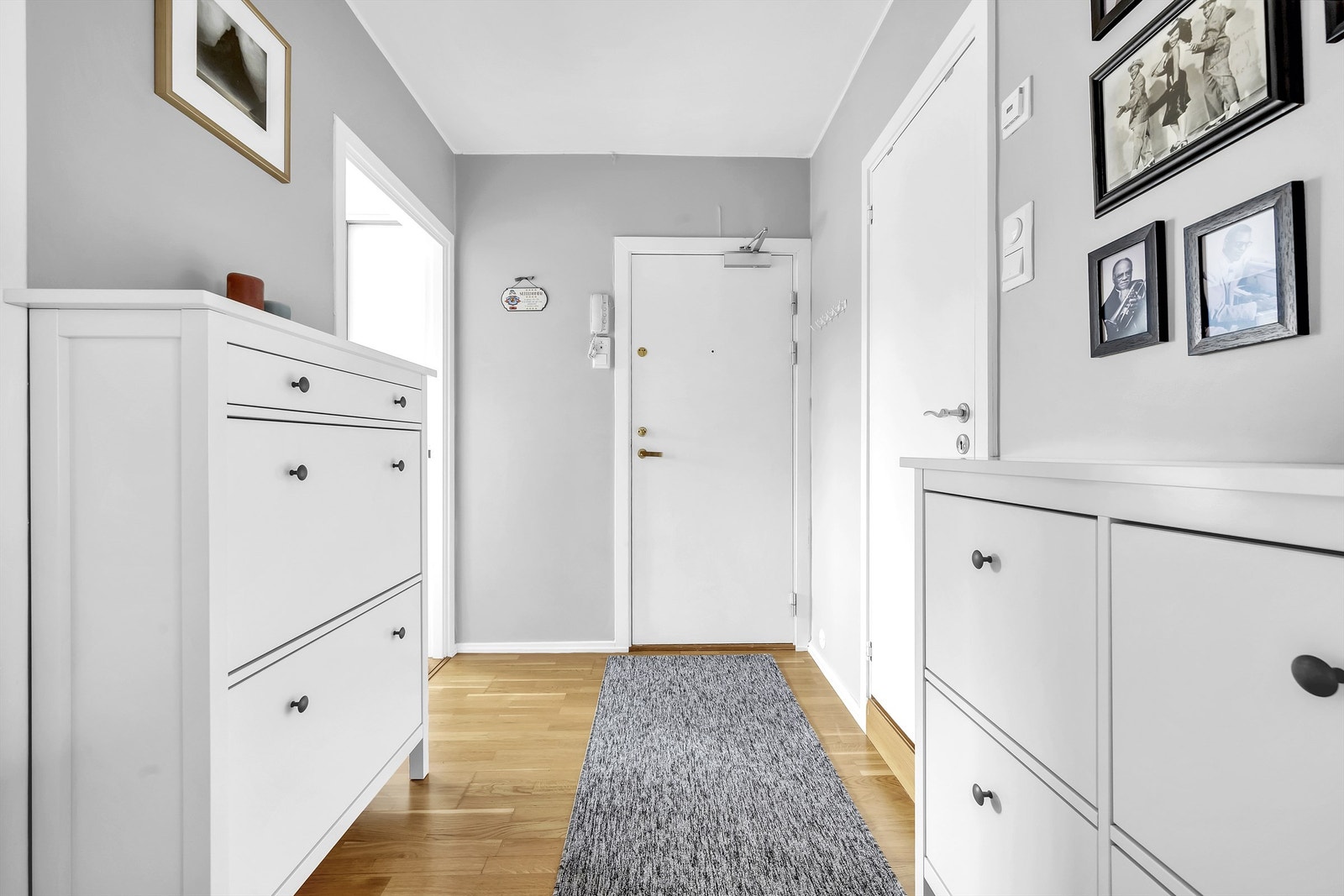 Velkommen inn! Romslig gang med praktiske skoskap og inngang til innebod/ garderoberom.... Galleribilde