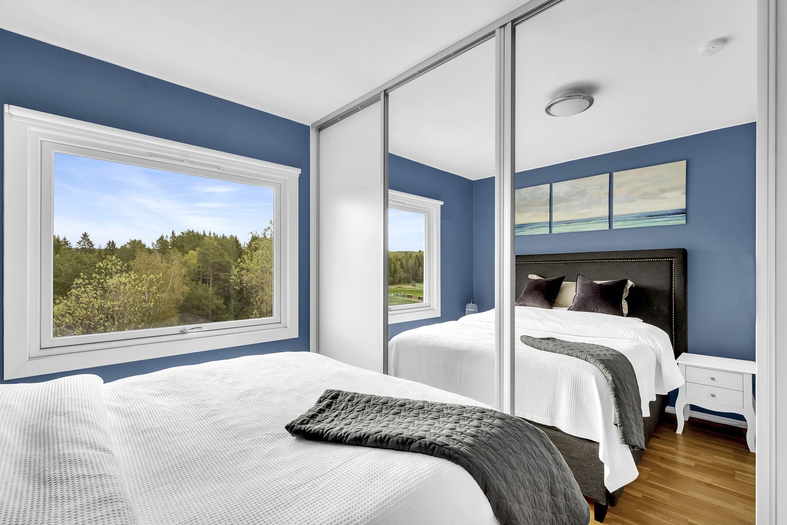 Skyvedørsgarderobe med speilfronter. Galleribilde