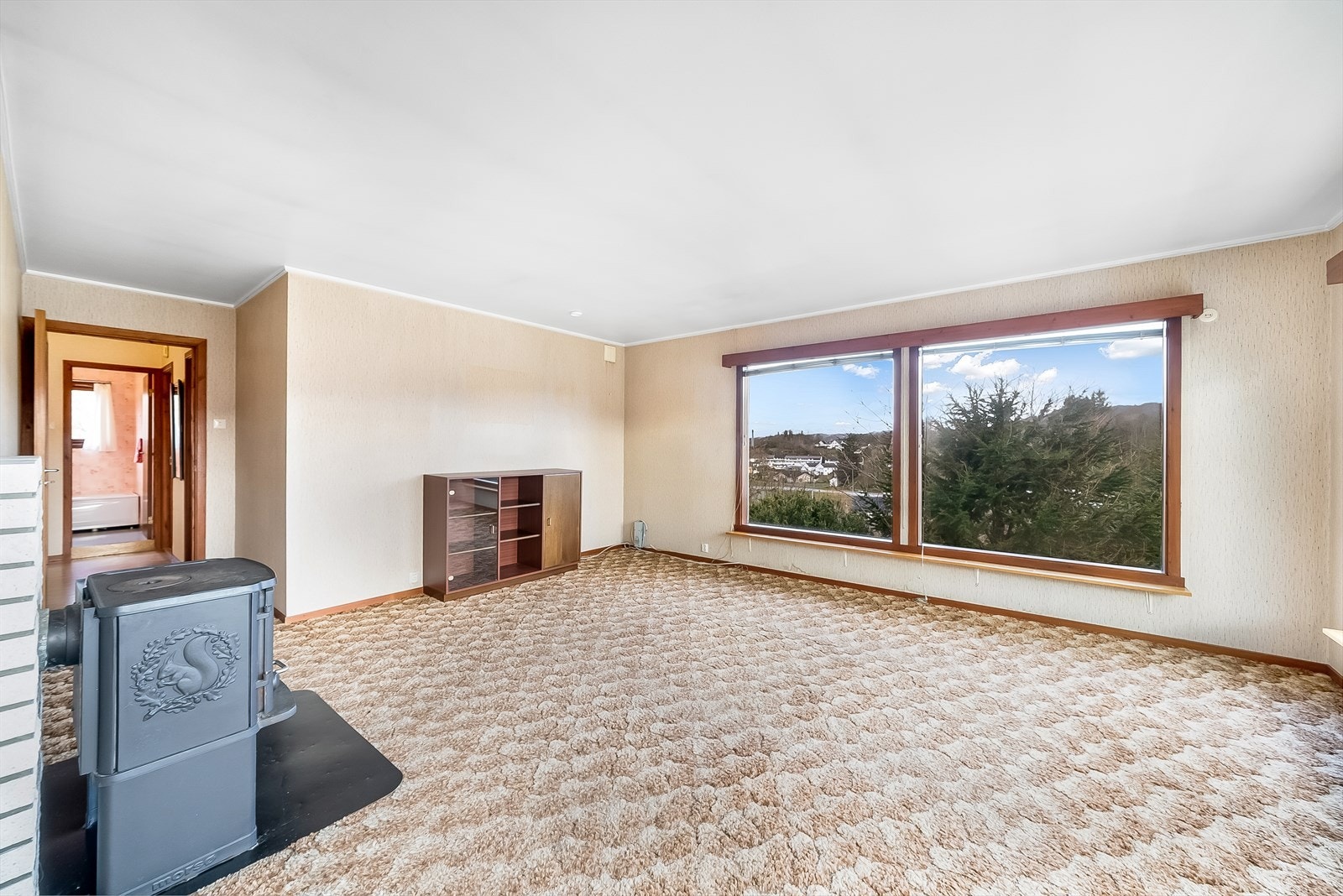 Lys vinkelstue som får godt med lys inn gjennom de store vindusflatene. Galleribilde