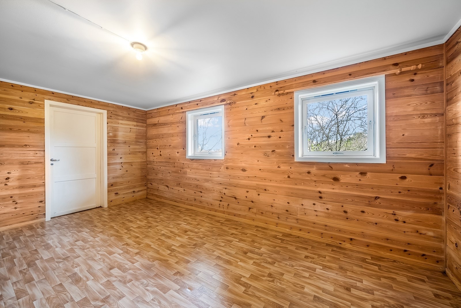 Kjellerstue med direkte utgang til hagen. Galleribilde