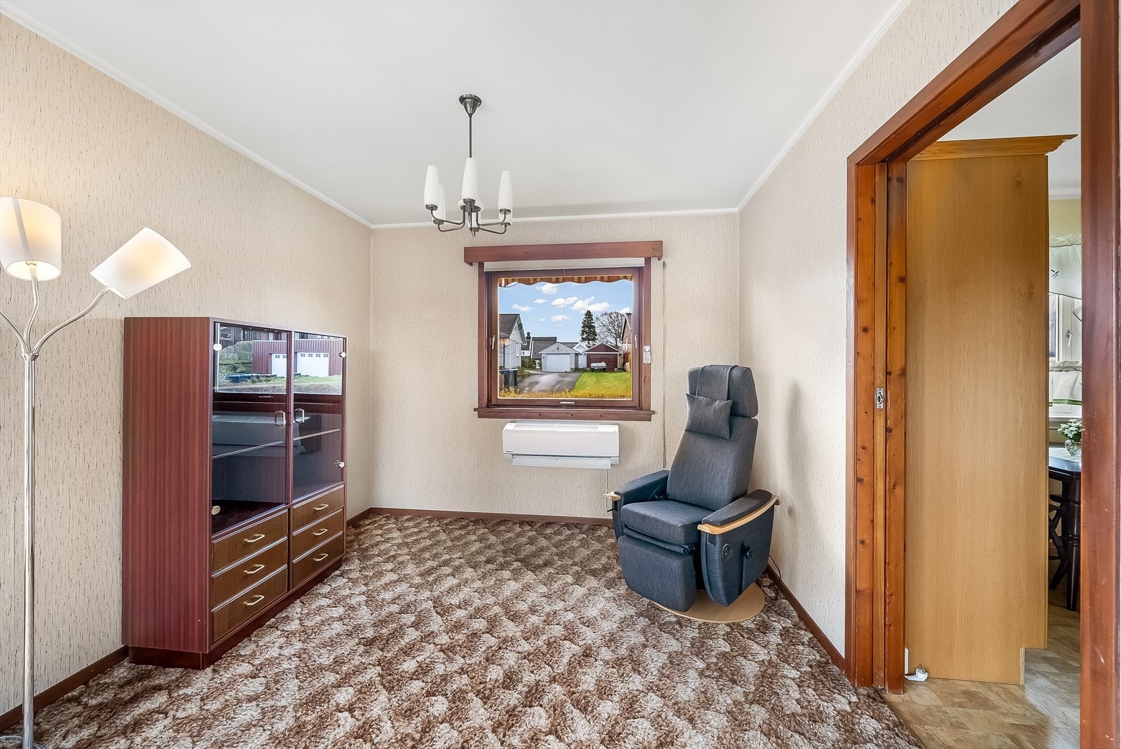 Skyvedører mellom kjøkken og spisestue. Galleribilde