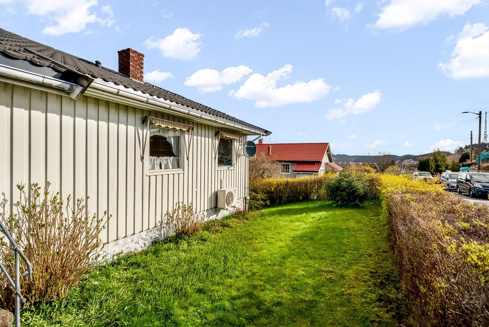 Eiendommen er fint beplantet og omkranset med hekk. Galleribilde