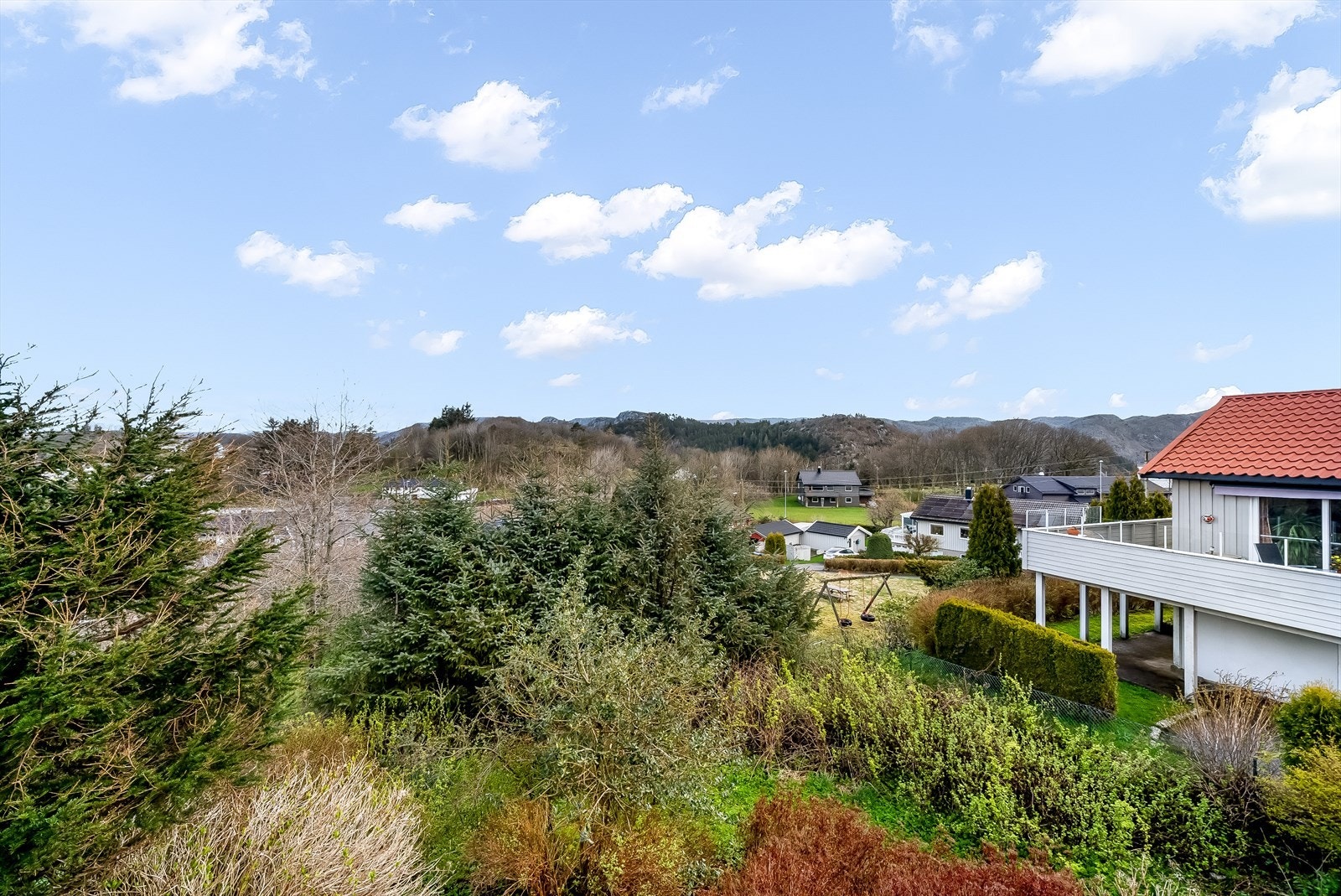 Utsikt fra balkongen ned mot hagen og lekeplassen. Galleribilde