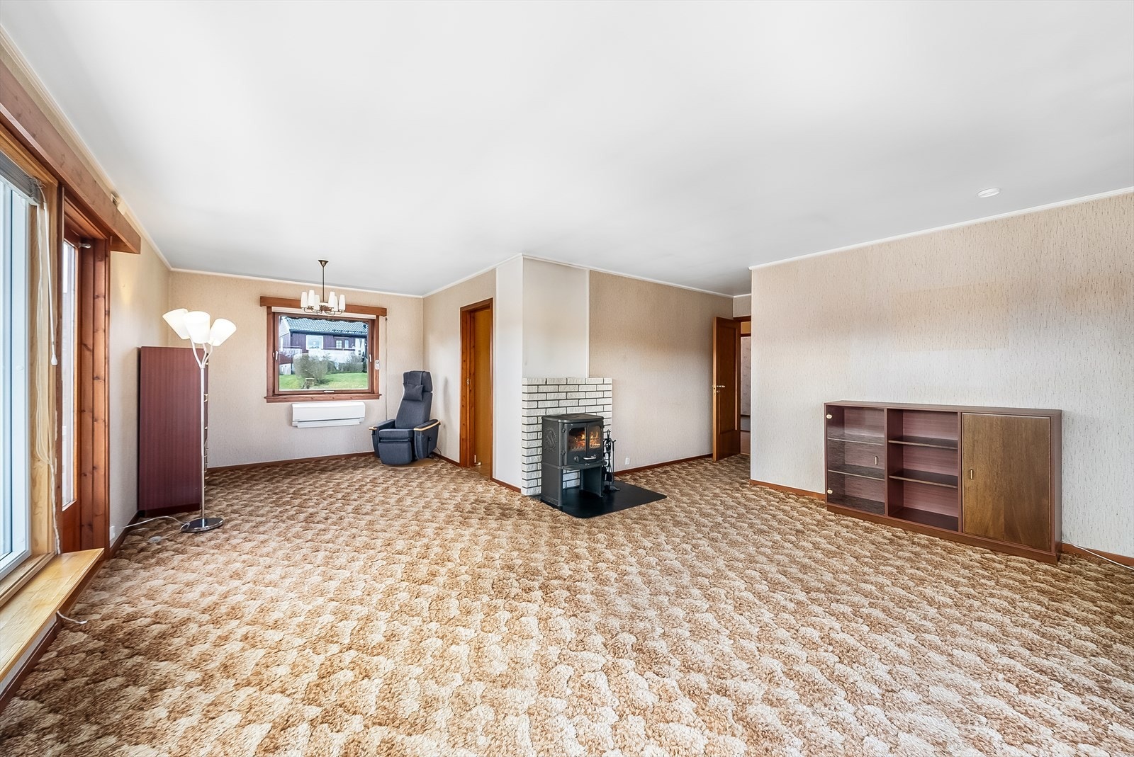 I stua er det satt inn en god varmepumpe og en vedovn. Pipen må fores før ovnen tas i bruk grunnet sprekkdannelse. Galleribilde