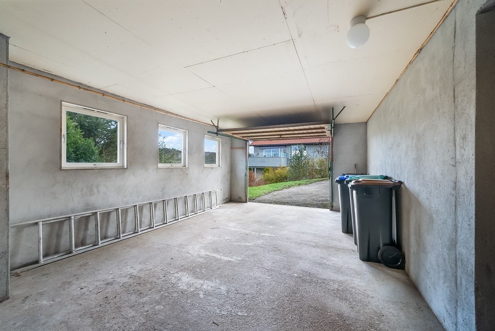 Garasjen ligger i boligen. Nedkjørsel på siden. Galleribilde